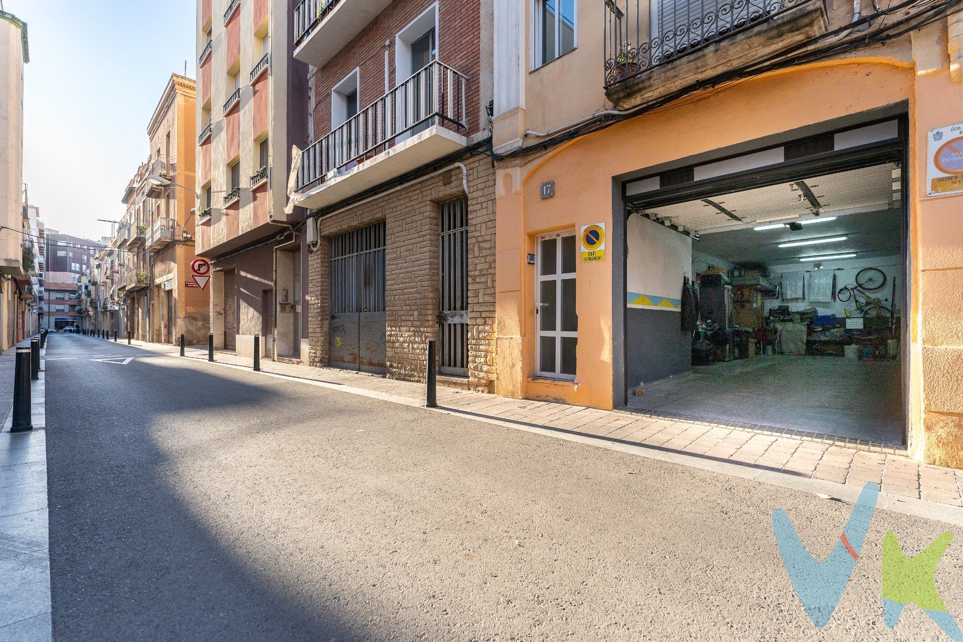 ¡Oportunidad única en la zona Mestral de Reus!. Se vende amplio local tipo cochera, ideal para uso propio o como inversión. Ubicado en la Calle de la Victoria, en una de las zonas más demandadas de Reus (Mestral), conocida por la dificultad de encontrar plazas de aparcamiento y por su proximidad a la zona comercial de la ciudad. El local cuenta con 56 m² de superficie, con capacidad para aparcar cómodamente 2 coches grandes y 1 moto. Está equipado con una puerta de acceso seccional automática con porton central peatonal con apertura mecanizada mediante mando a distancia. La puerta tiene una altura de 2,10 m y de ancho 2,4m. ¡No dejes pasar esta oportunidad! Perfecto para quienes buscan espacio, seguridad y una ubicación estratégica. Para más información o visitas, no dudes en contactarnos. 