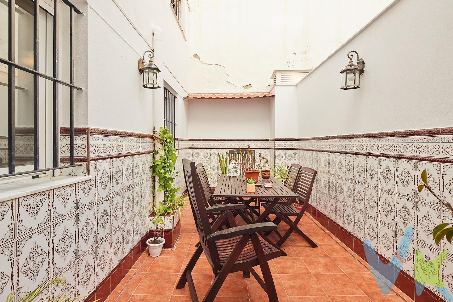 Apartamento junto a la Playa de la Caleta, en edificio de reciente construcción, se trata de una planta baja muy luminosa con dos patios de uso privado, salón comedor amplio, cocina independiente, un dormitorio de matrimonio con armario empotrado y cuarto de baño. Cocina amueblada. Suelos de mármol. Ventanas de aluminio con climalit. . * Gastos de compraventa no incluidos en el precio. Infórmese sin compromiso. Si le interesa esta vivienda pero necesita vender antes de comprar, le ofrecemos valoración gratuita de su propiedad y le ayudamos a encontrar un comprador. *Periodo de validez del anuncio hasta el 31 de Diciembre de 2025. 