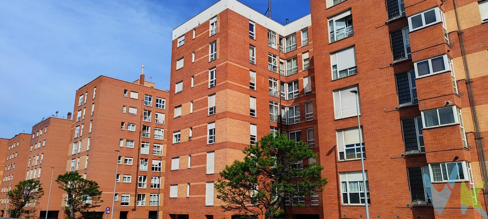 VENTA. Ponemos en venta piso ubicado al lado del carrefour de la Calzada una de las zonas mejor comunicadas en el barrio con mas vida de Gijon, con parada de autobus a todas las zonas de Gijon a escasos metros de la vivienda y la estacion de tren a un paso. Muy cerca de la Playa del Arbeyal.La vivienda se encuentra en la sexta planta de un buen edificio que dispone de ascensor, debido a la altura la vivienda goza de una excelente luz en todas las estancias.El piso cuenta con 97 metros cuadrados construidos y 85,83 metros cuadrados útiles, con una excelente distribuccion.Esta distribuido en 3 amplias habitaciones, gran salon con vistas despejadas, cocina completamente equipada  y 2 baños (uno de ellos incluido en la habitacion principal). Su distribución y tamaño son perfectemnte adecuados para un piso familiar y acogedor.La vivienda tiene para su comodidad servicio de gas natural para el agua caliente y la calefacción.La vivienda tiene ademas un amplio trastero.No deje de visitarlo y comprobar que tiene todo lo que necesitas para tu nuevo hogar!!En el precio del inmueble no estan incluidos las gastos de registro, notaria e impuesto de trasmisisones.