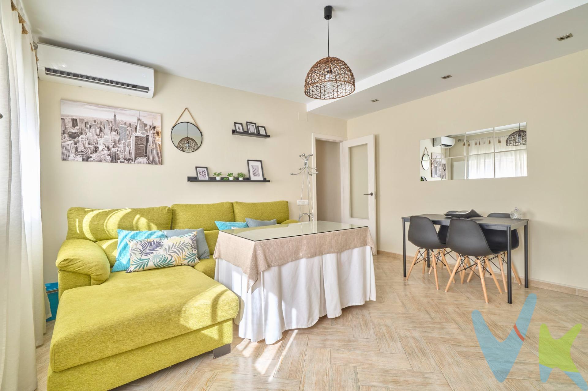 Descubre este fantástico piso VPO en la zona de Puerta del Sur. Ideal para quienes quieren un piso llave en mano, ya que la vivienda se entrega totalmente amueblada y equipada. Cuenta con una superficie construida de 80 m² distribuidos en recibidor con armario empotrado, cocina con lavadero, salón comedor con aire acondicionado, 3 dormitorios y 1 baño. El baño del dormitorio principal se ha adaptado a vestidor, haciéndolo más amplio y cómodo (aunque siempre puede volver a recuperar). La orientación sureste de la vivienda, garantiza luz durante todo el día en este edificio con ascensor y que además dispone de GARAJE Y TRASTERO INCLUIDOS EN EL PRECIO. No se le puede pedir más a esta vivienda que será su hogar desde el primer momento. La urbanización cuenta con zonas comunes excelentemente cuidadas con zonas verdes y columpios para los más pequeños. El entorno, con todos los comercios que se puedan necesitar a un paso y la cercanía a las principales vías hacia Cádiz y Sevilla, hospitales y centros comerciales, hacen de él el lugar perfecto para construir tu hogar. No lo dude y llame sin compromiso para informarse y visitarlo. Estaremos encantados de ayudarle.