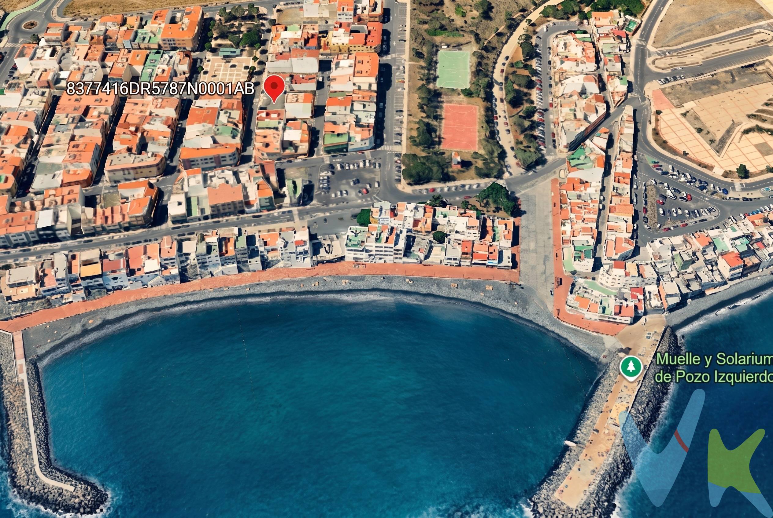 ¡Oportunidad única para constructores e inversores en Pozo Izquierdo, Santa Lucía de Tirajana!   . Se vende magnifico solar urbano de 135 m² de parcela (139 m² según Catastro) ubicado en una zona residencial consolidada y tranquilísima, en la calle El Cabracho, a tan solo unas calles de la costa.   Características urbanísticas destacadas: . * Aptitud inmediata para edificar: Clasificado como Suelo Urbano Consolidado (condición jurídica de solar). * Potencial edificatorio: Edificabilidad estimada entre 270 m² y 380 m² construibles sobre rasante.   . * Altura reguladora: Permite la construcción de 2 a 3 plantas (Baja + 1 o Baja + 2).  . * Ocupación: 100% en planta baja y entre 80%-100% en plantas superiores.   . * Uso bajo rasante: Permitido sótano/semisótano ideal para garaje o almacén.   . * Servicios a pie de parcela: Cuenta con todas las dotaciones de agua, luz, saneamiento, alumbrado público y telecomunicaciones (fibra óptica).   . Ideal para el desarrollo de una amplia vivienda unifamiliar con garaje, patio y terraza solárium orientada a la bahía, o como inversión residencial en una de las zonas costeras con mayor demanda.  . ¡No dejes pasar esta oportunidad de diseñar el proyecto a tu medida! Contáctanos para más información o para concertar una visita.