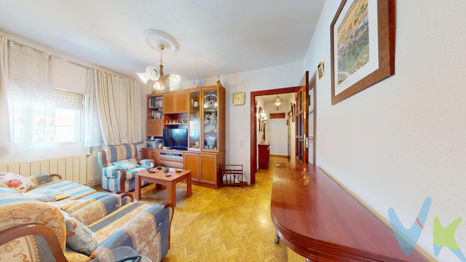 Se vende magnífico piso de 3 dormitorios en la quinta planta de una finca con ascensor, ubicado en la demandada zona de Numancia (Puente de Vallecas), Madrid. Una vivienda exterior, llena de luz natural gracias a su altura, y con una distribución perfecta para actualizar y personalizar por completo.El piso cuenta con salón, cocina con un gran potencial de reforma y  cuarto de baño, calefacción por gas natural y aire acondicionado. Al ser un quinto piso, la vivienda destaca por su excelente luminosidad y el aislamiento del ruido de la calle. Ideal para inversores con una gran rentabilidad o primera vivienda. El piso está para actualizar, lo que te permite diseñar la cocina, el baño y las estancias exactamente como siempre has querido, revalorizando tu inversión desde el primer día. La vivienda se encuentra en una ubicación estratégica y muy consolidada de Madrid. Un barrio con un ambiente de toda la vida, pero en constante revalorización debido a su cercanía con la almendra central de la capital. El entorno cuenta con lo siguiente: . -	Transporte: Metro Nueva Numancia línea 1, varios autobuses nº54, nº57, nº58, nº10, nº310. -	Educación: Colegio Divina Pastora, Nueva Numancia, Colegio Nuestra Señora de la Estrella, IES Vallecas I, Colegio Tajamar. -	Centros de salud; Peña Prieta. (Con todo tipo de especialistas y urgencias). -	Supermercados: Carrefour Market, Mercadona, Alcampo, Prima Prix, Ahorramás. -	Centros deportivos: Centro Deportivo Municipal Wilfred Agbonavbare: . -	Comunicación en cuanto a carreteras Cercano a A-3 y M-30. No se la juegue con una de las compras más importantes de su vida, 30 años en la zona nos avalan. En cumplimiento de lo dispuesto en el artículo 20 del Texto Refundido de la Ley General para la Defensa de los Consumidores y Usuarios, en su redacción vigente desde el 28 de diciembre de 2025, se informa expresamente de que el precio publicado no incluye los impuestos ni los gastos adicionales derivados de la compraventa, tales como el Impuesto de Transmisiones Patrimoniales o el IVA en su caso, Actos Jurídicos Documentados, aranceles notariales y registrales u otros gastos inherentes a la operación, los cuales se determinarán en función del precio final de cierre de la compraventa. El precio final ofertado respeta la normativa reguladora de precios que resulte aplicable. Asimismo, la presente operación devengará honorarios de intermediación profesional equivalentes, como máximo, al 3% del precio final de compraventa, más el IVA vigente, que serán abonados por la parte compradora. 