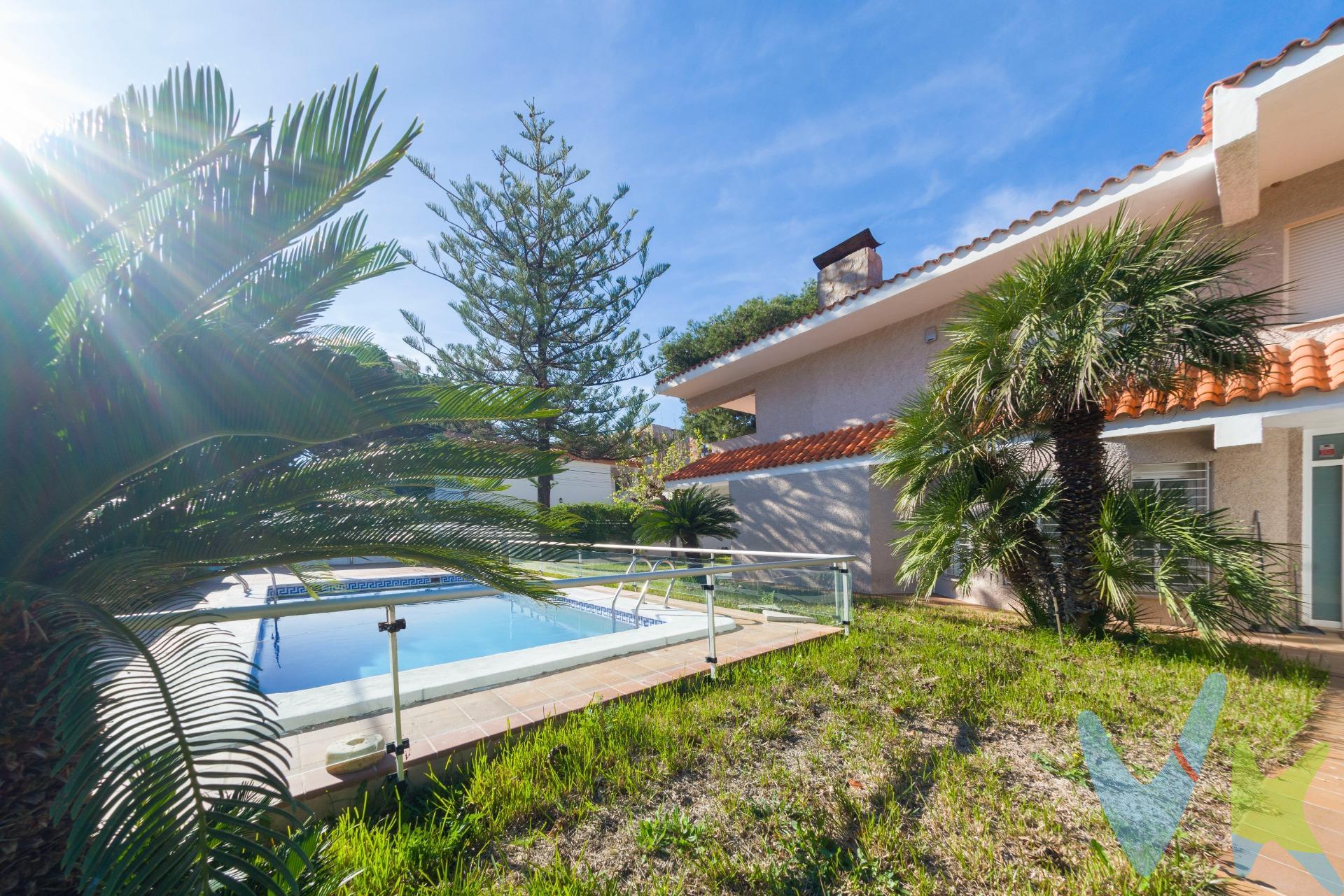 Exclusiva villa en Benicasim con gran parcela . Ubicada en una de las zonas más privilegiadas de Benicasim, esta espectacular villa ofrece un entorno de tranquilidad y confort, con una amplia parcela que combina elegancia y funcionalidad.  . Al acceder a la vivienda, nos recibe un espacioso recibidor que da paso a un luminoso salón-comedor junto a la cocina office, con acceso a la terraza exterior cubierta, creando un espacio abierto ideal para el día a día y el entretenimiento. En esta misma planta, encontramos una cómoda habitación con baño en suite, perfecta para invitados o familiares con movilidad reducida. Además, cuenta con un garaje cerrado, con la posibilidad de convertirlo en una habitación adicional, y un aseo de cortesía que complementa la distribución.  . La primera planta se compone de tres habitaciones y una atractiva zona abierta con chimenea, con la posibilidad de transformarla en una habitación extra. La habitación principal destaca por su espectacular vestidor con doble zona de armarios y ventana, además de un amplio baño en suite una encantadora terraza privada.  . La parcela exterior es un auténtico oasis, con una magnífica piscina privada, zona de barbacoa, un jardín rodeando la vivienda, así como una práctica entrada de vehículos independiente por la parte trasera de la villa hasta el garaje cerrado. Esta propiedad es ideal para quienes buscan exclusividad, amplitud y posibilidades de personalización en un enclave privilegiado de Benicasim. ¡No pierda la oportunidad de visitarla!  . Por mandato expreso del propietario comercializamos este inmueble mediante contrato de multi-exclusiva, por el cual numerosas agencias colaboradoras, nacionales e internacionales, ofrecen esta vivienda a sus potenciales compradores, todo ello garantizando un servicio de calidad, un trato fácil, sencillo y sin interferencias de terceros, ya que la gestión es a través de nuestra agencia. *Impuestos, gastos de compraventa tales como honorarios agencia y financiación no incluidos. 
