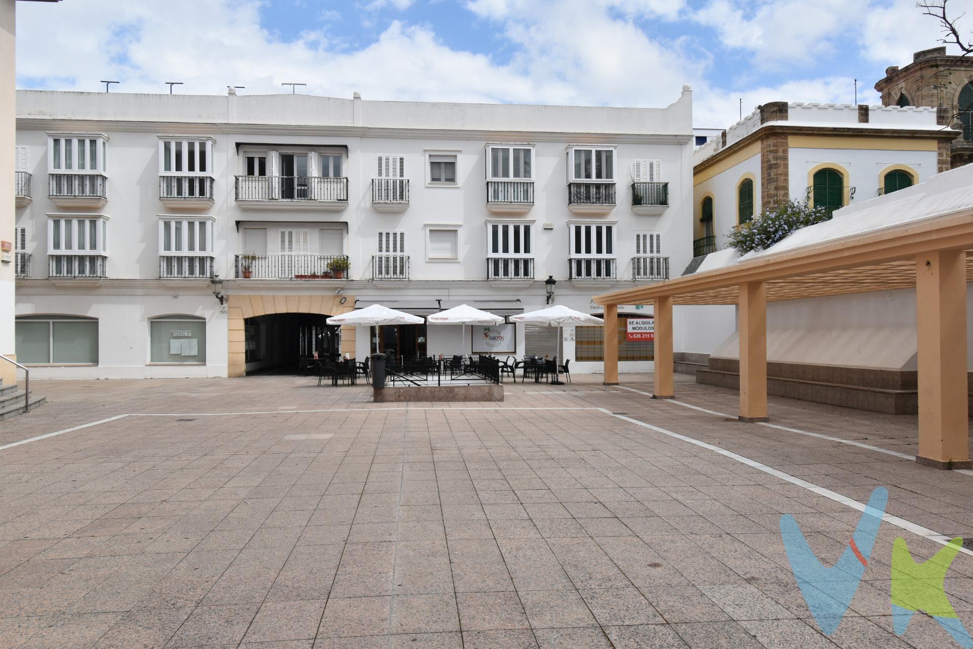 PIso planta segunda con ascensor en Plaza del Juzgado. Vistas a la plaza (orientación suroeste con sol todo el día). Muy luminoso. 104 m2 construidos y 84 útiles. Tres dormitorios y dos baños (uno de ellos en suite). Preinstalación de aire acondicionado por conductos. . Armarios empotrados, cocina amueblada .. Suelos de mármol, ventanas de PVC con climalit, paredes de perlita .. y con posibilidad de aparcamientio subterráneo en la misma plaza por 48 € al mes. En pleno centro, junto a todo tipo de servicios, y con sol y vistas despejadas .. Recomendamos visitar .. háganlo sin compromiso, será un placer atenderles. En cumplimiento del decreto de la junta de Andalucía 218/2005 del 11 de Octubre, se le informa  que los gastos notariales, registrales, ITP, honorarios de la agencia y otros gastos inherentes a la compraventa no están incluidos en el precio
