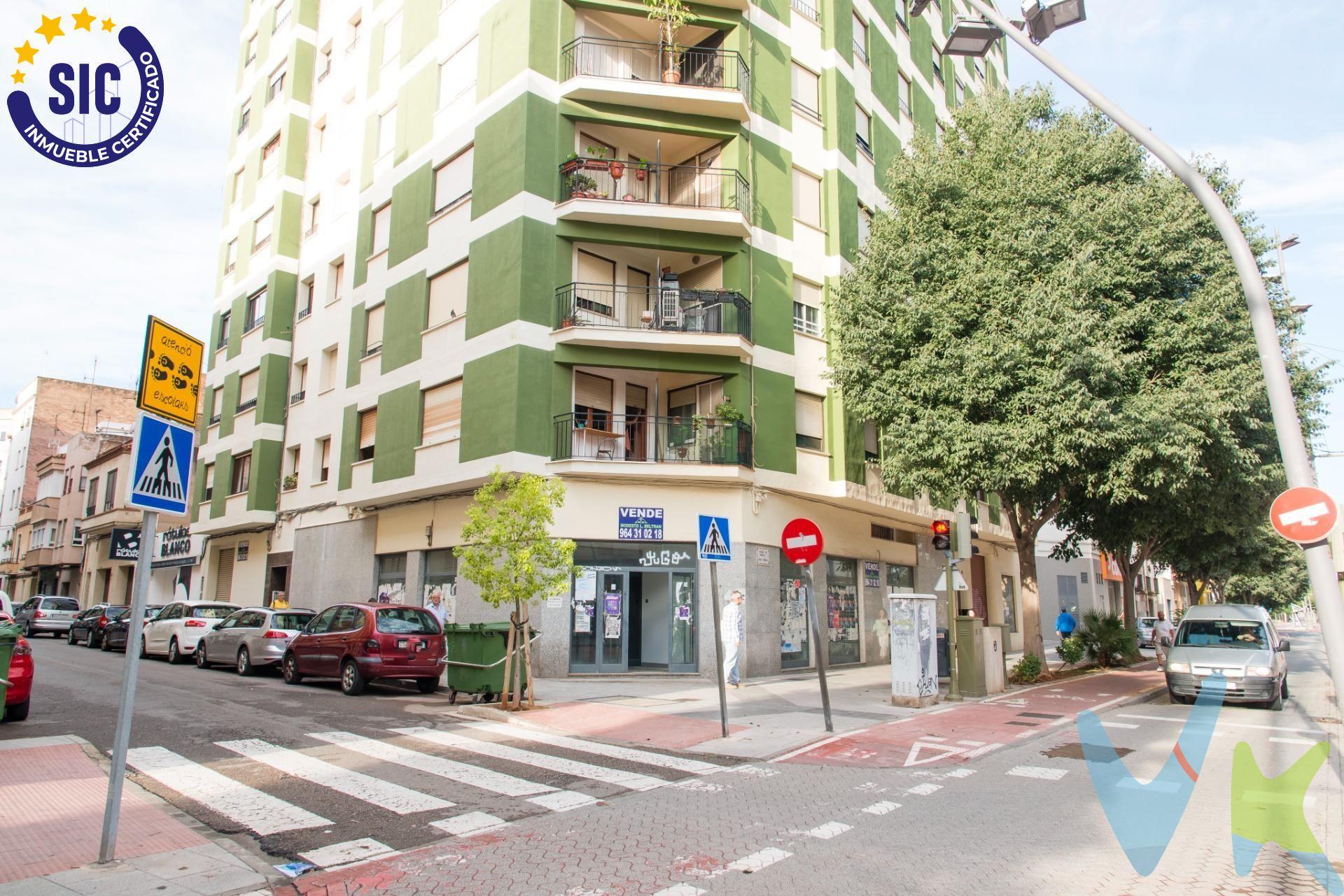 ¿Buscas un local versátil, bien ubicado y listo para arrancar tu negocio? Este amplio local comercial de 450 m² útiles es tu mejor opción. Distribuido en tres espacios independientes, cada uno con su propia entrada, se adapta perfectamente a cualquier actividad comercial. ✔ Antigua oficina bancaria totalmente equipada, con cristal de seguridad. ✔ Cafetería con acceso directo desde Paseo Morella: ideal para atraer tráfico peatonal y vehicular. ✔ Espacio diáfano con entrada por calle Zorita: perfecto para almacén, showroom o sala polivalente. Su ubicación privilegiada, gran altura interior y posibilidad de adecuación lo convierten en una inversión inteligente para empresarios exigentes. 📍 Ya sea para montar oficinas, comercio, hostelería o dividir y rentabilizar por partes, este local se adapta a ti. 💬 ¡Ven a visitarlo y descubre todo su potencial! Te encantará. Este inmueble es en exclusiva, con lo que le facilitamos cualquier información sobre la vivienda. Por este motivo, solicitamos no molesten al propietario, ocupantes de la propiedad, vecinos o conserje de la comunidad. En todos los casos los precios expuestos son más impuestos y gastos derivados de la transmisión del inmueble. . 