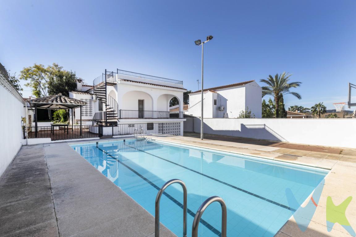 Si estás buscando espacio, tranquilidad y calidad de vida a pocos minutos de Valencia, este chalet en La Eliana puede ser el hogar que estabas esperando.Ubicado en una zona urbana consolidada, con alcantarillado y todos los servicios cercanos, esta vivienda se encuentra a tan solo 30 minutos de la ciudad y rodeada de colegios, restaurantes, comercios y zonas de ocio. Un entorno perfecto para vivir todo el año con comodidad y tranquilidad.La vivienda destaca por su gran luminosidad y su distribución cómoda y funcional. Dispone de tres amplias habitaciones dobles con armarios empotrados, un baño completo de gran tamaño y una cocina independiente espaciosa, ideal para el día a día.En el exterior es donde esta propiedad realmente marca la diferencia. La casa se sitúa sobre una parcela de más de 700 m² con jardín, ofreciendo múltiples espacios para disfrutar al aire libre. Cuenta con tres terrazas, perfectas para diferentes momentos del día, una piscina privada, y un paellero pensado para reuniones con familia y amigos.Además, la propiedad dispone de pista de tenis/frontón privada, un valor añadido difícil de encontrar y perfecto para los amantes del deporte.Una vivienda ideal para quienes buscan tranquilidad, amplitud y vida al aire libre, sin renunciar a la cercanía de todos los servicios y a la ciudad de Valencia.Una oportunidad para disfrutar de un auténtico estilo de vida mediterráneo.Agencia Registrada con el Nº 89 en el Registro Obligatorio de Agentes Inmobiliarios de la Comunitat Valenciana. Puede consultar en la web de la GVA:https://habitatge.gva.es/es/registres-en-materia-habitatge La oferta está sujeta a cambios de precio o retirada del mercado sin previo aviso. Este anuncio en su conjunto, incluyendo textos, fotos, imágenes o cualquier otro contenido de este, no es vinculante dado que la información es ofrecida por terceros y puede contener errores. Se muestra a título informativo y no contractual.Gastos de la compraventa a cargo de la parte compradora no incluidos en el precio del inmueble a tener en cuenta: .- ITP con carácter general en Valencia es del 9% pudiendo corresponderle otro tipo impositivo atendiendo a sus circunstancias personales (por edad, renta o situación familiar primera vivienda habitual, etc ) previstas legalmente.*Base imponible del impuesto el mayor valor entre el precio de compraventa, la tasación o el valor de referencia catastral. .- Gastos de notaría y registro, en su caso, suelen oscilar aprox; entre 1,5% y 2,5% (aranceles variables según valor de compraventa, n.º de copias, etc ). .- Si tramita la inscripción una gestoría, deberá abonar sus honorarios más iva ( en este caso suele oscilar entre los 250 y los 400 + iva). .- Honorarios de mediación inmobiliaria a cargo del comprador del 3% del precio final de venta más IVA (21%). Por mandato expreso del propietario, comercializamos este inmueble en exclusiva, lo que le garantiza el acceso a toda la información, a un servicio de calidad, un trato fácil, sencillo y sin interferencias de terceros. Por este motivo, se ruega no molestar al propietario, a los ocupantes de la propiedad o a los vecinos. Muchas gracias por su comprensión. Si usted es agente inmobiliario y tiene un cliente para este inmueble, llámenos: estaremos encantados de colaborar.Se informa al consumidor que la agencia actúa como intermediaria inmobiliaria en la operación, estando cualquier eventual compraventa y sus condiciones sujeta a la aceptación expresa del propietario-vendedor y a la posterior formalización del correspondiente contrato.    