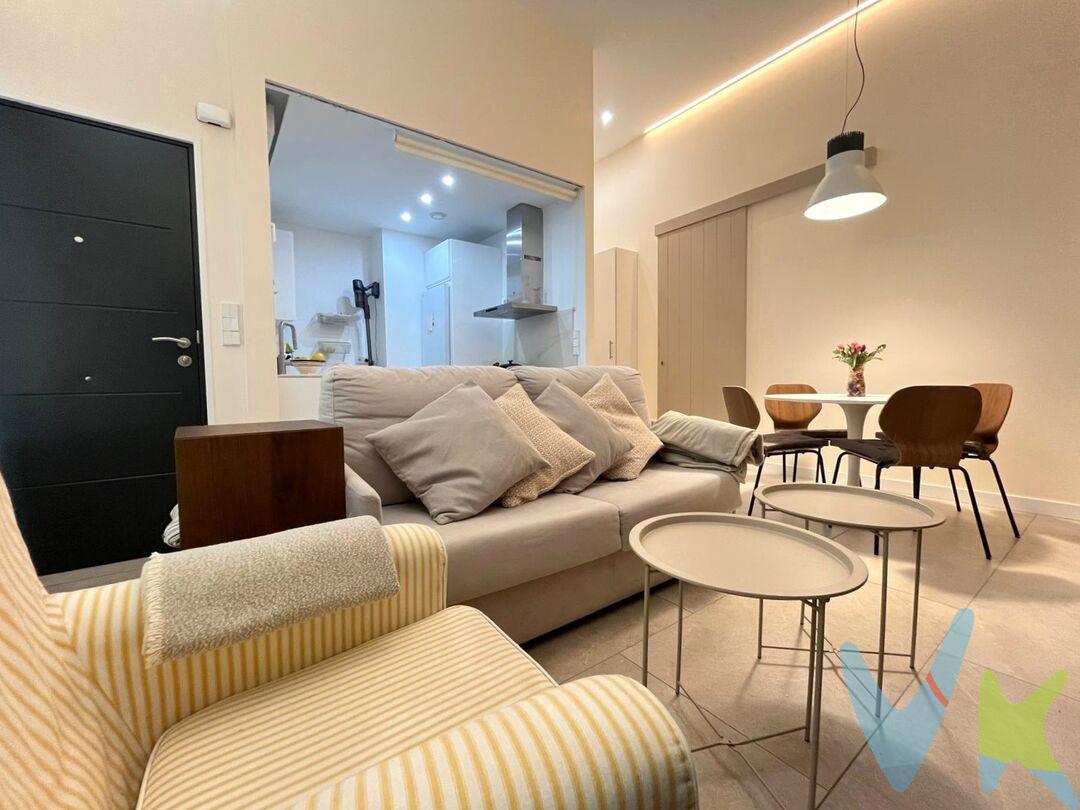 Te presentamos este magnífico loft con cédula de habitabilidad en Soto de Lezkairu, ubicado en una de las zonas más demandadas y con mayor proyección de Pamplona. Una vivienda diferente, cómoda y funcional, que destaca por sus techos altos, excelente distribución, grandes prestaciones y una cuidada iluminación que crea un ambiente cálido y acogedor.
El acceso a la vivienda se realiza a través de un porche de la comunidad, que proporciona un espacio protegido y resguardado de las inclemencias meteorológicas. Antes de entrar, encontramos un agradable espacio semi-exterior que puede utilizarse como zona de tendedero y que, por sus dimensiones, también permite crear un pequeño rincón exterior con una mesa y un par de sillas.
Al acceder a la vivienda nos recibe un amplio espacio abierto en el que se integran salón y cocina americana, aprovechando al máximo la sensación de amplitud que proporcionan los techos altos. La cocina dispone además de ventana, aportando luz y ventilación natural. Si se desea, existe la posibilidad de acristalarla y convertirla en una estancia independiente, adaptándola así a diferentes necesidades y estilos de vida.
La vivienda cuenta con dos dormitorios y dos baños, ambos equipados con plato de ducha. Uno de los dormitorios dispone de baño en suite, aportando un plus de comodidad e intimidad.
Uno de los grandes atractivos de esta vivienda son sus excelentes aislamientos, presentes en suelo, techos y paredes, que favorecen el confort térmico y acústico durante todo el año.
Además, dispone de aerotermia mediante suelo radiante y refrescante en toda la vivienda, un sistema eficiente que permite disfrutar de una temperatura agradable tanto en invierno como en verano y que, unido a los buenos aislamientos, proporciona un elevado nivel de confort.
La iluminación ha sido especialmente cuidada, combinando luces directas e indirectas por toda la vivienda. El resultado es un ambiente íntimo, acogedor y muy agradable, con diferentes posibilidades para crear distintas atmósferas según el momento del día.
Una vivienda con personalidad, altas prestaciones y múltiples posibilidades, perfecta para quienes buscan algo diferente sin renunciar a la comodidad y a una ubicación privilegiada. Una oportunidad para vivir en Soto de Lezkairu en una vivienda singular, eficiente y preparada para disfrutarla desde el primer día.
Datos meramente informativos, sin valor contractual.   El PVP indicado no incluye impuestos (régimen general del ITP (Impuesto de Transmisiones Patrimoniales) es el 6% sobre el precio de compra) ni gastos de transmisión (notaría, registro, AJD (Actos Jurídicos Documentados), que suma aproximadamente un 2% sobre el precio de compra). Honorarios de la agencia a cargo del vendedor. NO SE COBRA HONORARIOS AL COMPRADOR.