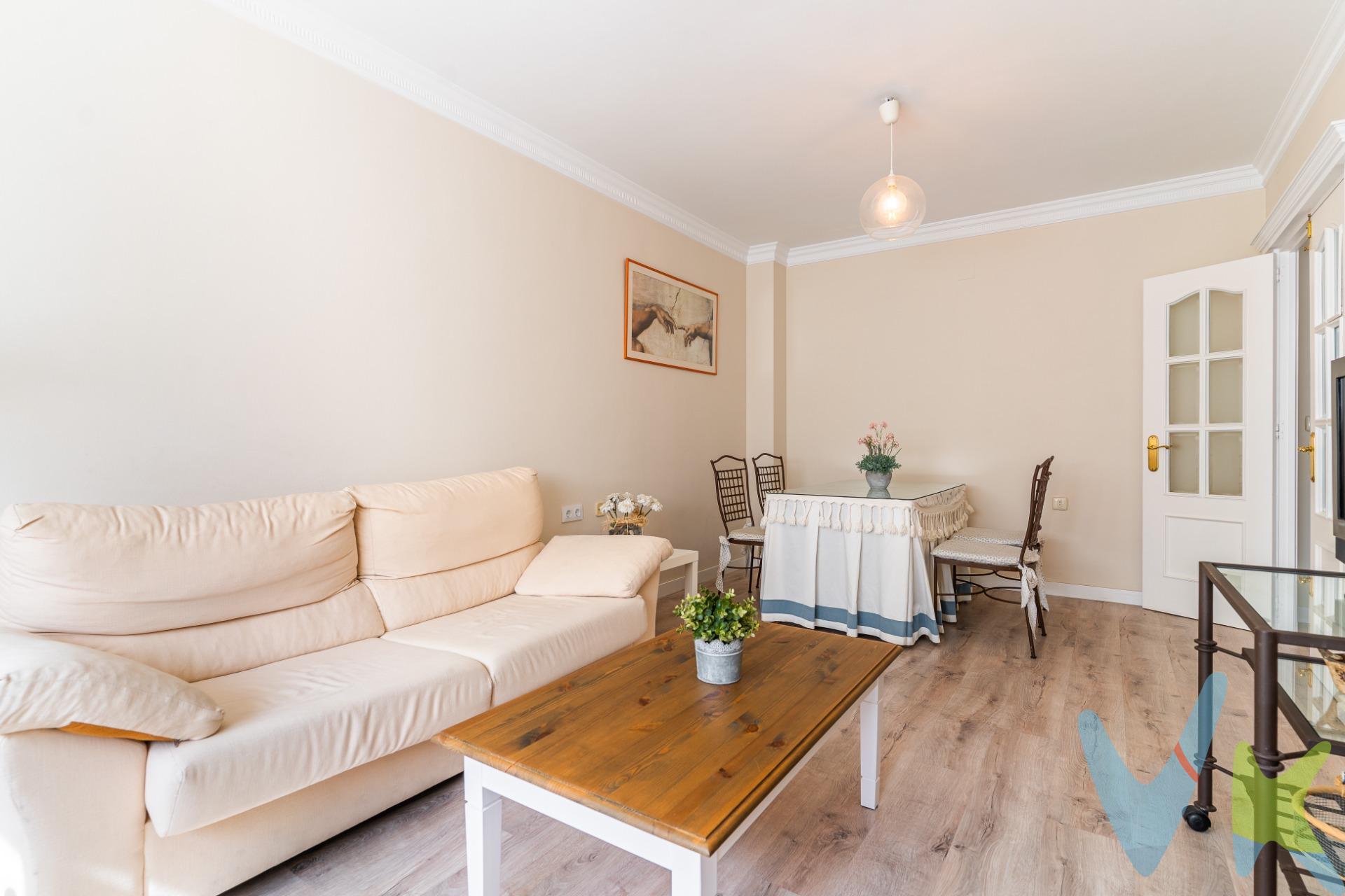 Magnífico y luminoso apartamento en el centro, zona Porvera, listo para entrar a vivir sin necesidad de reformas. Se distribuye en salón comedor con aire acondicionado, 2 amplias habitaciones dobles, 1 baño completo con placa de ducha y una cocina independiente y equipada. Además dispone de 1 trastero en la misma planta que la vivienda. El suelo laminado y la carpintería interior lacada en blanco, ofrecen un ambiente cálido y acogedor. Las ventanas de aluminio lacado garantizan un buen aislamiento y aportan tranquilidad, ya que el piso es interior, perfecto para quienes buscan silencio y descanso. El edificio cuenta con ascensor y acceso adaptado para personas con movilidad reducida. Tiene una cuidada zona común y una gran azotea comunitaria que hacen el disfrute visual de todos. Además, la vivienda incluye detalles que aportan confort y seguridad, como aire acondicionado por split en el salón con bomba de frío y calor, armario-vestidor en el dormitorio principal y puerta blindada. Una oportunidad única para quienes buscan una vivienda luminosa, céntrica y funcional, lista para disfrutar desde el primer día. ¡Llame ya para informarse y visitarla!. 