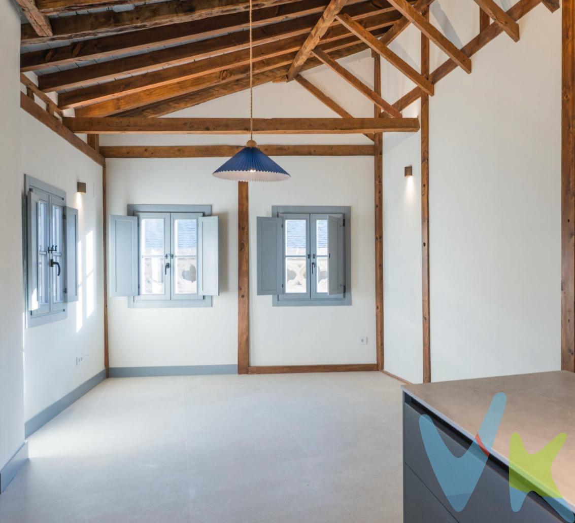Descubre este impresionante piso reformado ubicado en pleno corazón del casco histórico de Toledo. Con una superficie generosa de 56 m², esta propiedad ha sido meticulosamente renovada para ofrecer un espacio amplio y lleno de luz natural. Cuenta un acogedor dormitorio. y un baño completo. La vivienda dispone además de aire acondicionado individual en todas sus estancias para asegurar tu confort durante todo el año.. Una joya adicional es su terraza privada que ofrece vistas espectaculares hacia la catedral y los encantadores alrededores históricos; cada mañana se convierte así en una experiencia inolvidable. Su excelente estado general y su orientación sur-este maximizan la entrada de luz solar durante las horas diurnas. El acceso a este hogar está facilitado por calles adornadas con muros antiguos pertenecientes al entramado medieval toledano: casas históricas construidas con piedra, pintorescos callejones estrechos e inigualables rincones llenosde historia te rodearán día tras día. Al encontrarse dentro del núcleo antiguo dela ciudad , estarás muy cerca también desitios emblemáticos como laplazadel Zocodover o restossignificativos dela Judería . No pierdas esta oportunidad única tanto si deseas establecerte aquícomo residencia habitual o buscaruna inversión excepcional.Ponteen contacto ahora mismo paraconocer más detalles sobreesta magnífica propiedad ¡yprograma ya tu visita!