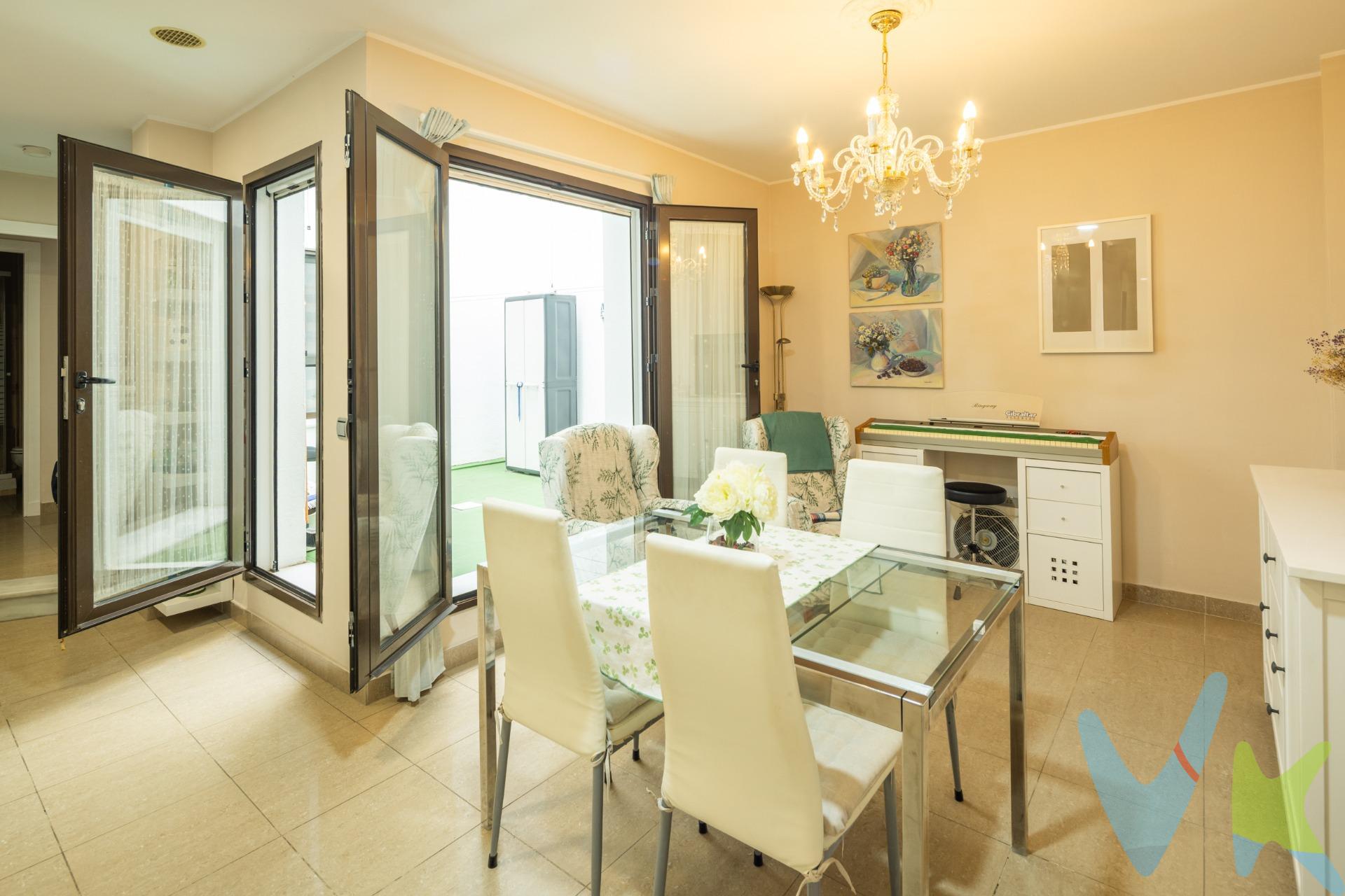 Ubicado en una de las zonas más emblemáticas del centro de la ciudad de  Cádiz, a pocos metros de la Plaza de San Antonio, presentamos en venta este acogedor inmueble,  que cuenta con:. ** 2 Dormitorios: Espaciosos, de muy buen tamaño, ideales para el descanso. Dos grandes armarios empotrados, uno en el dormitorio principal y otro en el pasillo. ** Salón: Amplio y acogedor, perfecto para disfrutar de momentos en familia o con amigos, con acceso directo al patio. ** Cocina: Funcional y equipada,  también con acceso directo al patio. ** Dos Cuartos de baño: Completo y en buen estado, uno con bañera y otro con placa de ducha. ** Patio privativo: Un espacio exterior para disfrutar al aire libre, con privacidad total. El edificio dispone de ascensor.  Una excelente oportunidad para vivir en el corazón de la ciudad, rodeado de historia, cultura y todos los servicios a tu alcance. * Gastos, impuestos y honorarios de la agencia no incluidos en el precio. Si estás interesado en esta propiedad pero tienes que vender, contacta con nosotros, te ayudamos a encontrar comprador para tu vivienda. Periodo de validez de la publicación 31/12/2025