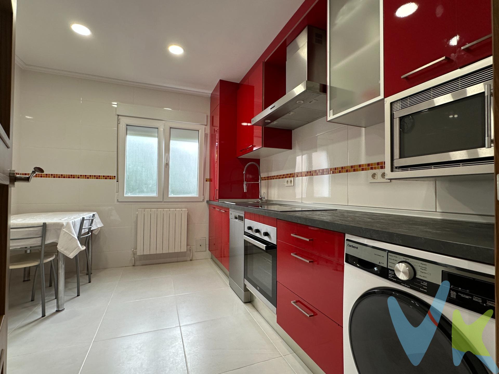 Presentamos este encantador piso reformado completamente, ubicado en la vibrante zona de Ansoáin, con una superficie total de 85 m². La propiedad cuenta con tres amplias habitaciones dobles que brindan un espacio cómodo para toda la familia y con toma de antena y teléfono en cada habitación. El baño ha sido reformado e incluye ducha y ventana, proporcionando ventilación natural. La cocina está completamente equipada, lista para ser utilizada desde el primer día. Destacan sus acabados modernos como la carpintería interior lacada en blanco y su suelo de parquet que aporta calidez al ambiente. Orientado hacia el oeste, disfruta de abundante luz natural durante las horas del día. Entre los extras se incluyen ascensor accesible y despensa situada al fondo del pasillo; ideal para almacenamiento adicional. Equipado también con puertas automáticas y video portero nuevo por medidas adicionales a tu seguridad. Este inmueble es luminoso gracias a su disposición estratégica dentro del edificio; además se encuentra cerca de paradas de autobús facilitando así tus desplazamientos diarios. Al encontrarse situado céntricamente tienes acceso inmediato a supermercados, y centros comerciales cercanos completando todas tus necesidades diarias sin complicaciones. Los alrededores ofrecen zonas verdes ideales donde disfrutar momentos familiares o recreativos junto a parques infantiles. Destacable son los servicios médicos, colegios, hospitales presentes lo cual añade valor añadido. No pierdas esta oportunidad única.  (Datos meramente informativos, sin valor contractual. gastos e impuestos de transmisión no incluidos y mobiliario y enseres no incluidos).