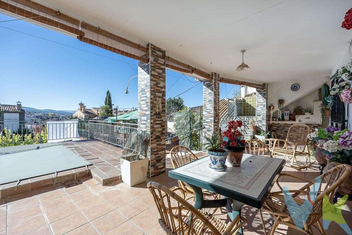 ¡Oportunidad única en el Barrio de Monachil!. A tan solo 3 km del centro de Granada, te presentamos esta preciosa vivienda situada en una zona tranquila, luminosa y muy demandada. Una casa de una sola planta, cómoda y funcional, con 90 m² construidos y una distribución ideal para disfrutar del máximo confort. La vivienda cuenta con:. ✨ Amplio y luminoso salón con gran ventanal. ✨ 3 dormitorios, uno de ellos con vestidor. ✨ Cocina totalmente amueblada y equipada, con salida directa a un patio con zona de lavadero. ✨ Baño completo + aseo auxiliar en el patio. En el exterior, podrás disfrutar de:. 🌿 Dos terrazas perfectas para relajarte al aire libre. 🏊 Piscina privada. 📦 Gran trastero. 🚗 Cochera con capacidad para dos vehículos. Su excelente orientación sur garantiza luz natural durante todo el día, creando un ambiente cálido y acogedor en cualquier época del año. Una vivienda con encanto, lista para entrar a vivir y disfrutarla desde el primer día. ¡No dejes pasar esta oportunidad!. Ref. N362. * Las superficies expresadas en esta página tienen carácter descriptivo y son aproximadas. * Los precios pueden ser susceptibles de modificación sin previo aviso. * Esta propiedad se vende parcialmente amueblada.