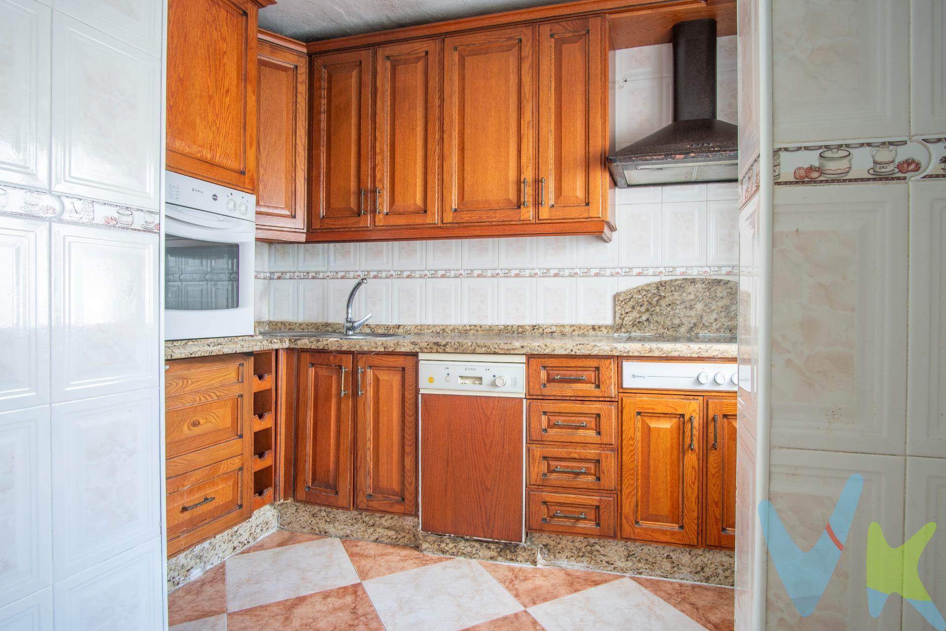 Existen viviendas que destacan por lo que te hacen sentir desde el primer momento, y esta décima planta es una de ellas. Su altura y orientación regalan unas vistas completamente despejadas, donde la luz natural se convierte en la gran protagonista durante todo el día, permitiendo incluso disfrutar de la belleza de la Bahía de Cádiz en el horizonte. Aquí se respira calma. Vivir en esta altura significa alejarse del ruido sin renunciar a la comodidad de la ciudad, con una sensación de amplitud y libertad difícil de encontrar. Al acceder a la vivienda, nos recibe una zona de día amplia y luminosa. Sus ventanales, sin edificaciones que interfieran, aportan privacidad y una claridad constante, convirtiendo el salón en un espacio perfecto para diseñar un ambiente moderno, acogedor y totalmente personalizado. Un lugar pensado para disfrutar, descansar y desconectar. La vivienda cuenta con tres dormitorios exteriores, todos ellos bien proporcionados, donde la ventilación natural y la tranquilidad están garantizadas. La distribución es funcional y equilibrada, aprovechando cada espacio con sentido. La cocina, independiente y de buen tamaño, junto con un baño completo, ofrecen una base sólida para actualizar a tu gusto y crear un hogar con identidad propia. Además, su ubicación es especialmente cómoda: con fácil acceso a la salida de San Fernando y a pocos minutos de la conocida calle Real, eje principal de la ciudad, lo que permite disfrutar de todos los servicios sin complicaciones. En definitiva, una vivienda de origen, perfecta para quienes buscan un lienzo en blanco donde dar forma a su propio proyecto de vida. Un espacio con luz, vistas y potencial, listo para convertirse en algo único. ___________________________________________________________________________________________________________________________________________________________. Informamos a nuestros clientes de que los gastos de notaría, registro, gestoría, impuestos y los honorarios de la agencia no están incluidos en el precio. Disponemos del documento informativo abreviado de la propiedad (según decreto 218/2005, del 11 de octubre) y de seguro de caución para la protección del dinero entregado como señal para la reserva de una vivienda. Por mandato expreso del propietario, comercializamos este inmueble en exclusiva, lo que le garantiza el acceso a toda la información, un servicio de calidad y un trato sin interferencias de terceros. Por este motivo, se ruega no molestar al propietario, a los ocupantes de la propiedad o a los vecinos. Muchas gracias por su comprensión.