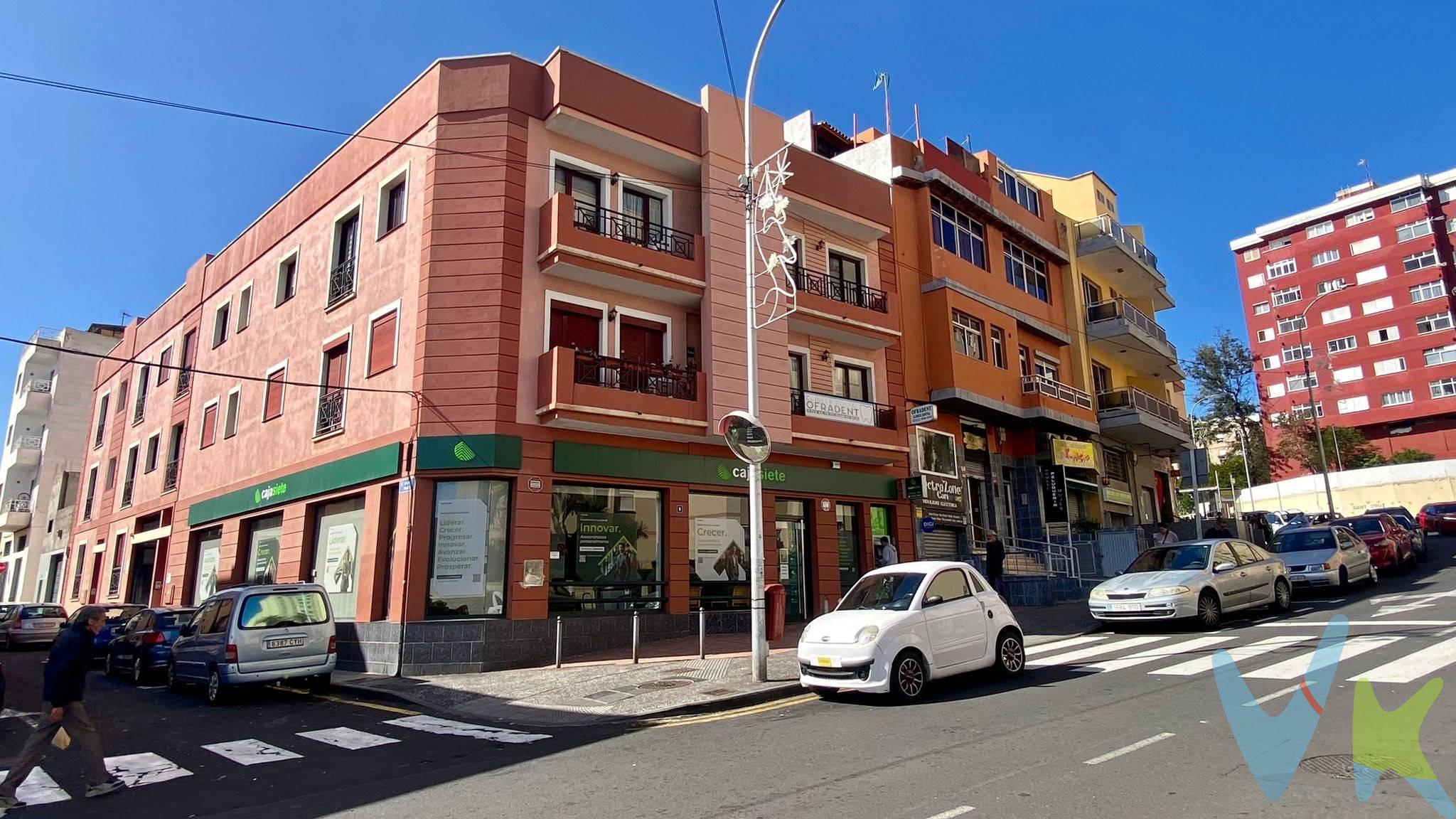 Vivienda en un edificio del 2000, ubicada en una de las avenidas principales de Ofra, muy cerca de servicios, transporte y centro comercial. Su ubicación estratégica, visibilidad y entorno consolidado lo convierten en una propiedad con múltiples posibilidades. Actualmente acondicionado como Clínica Dental, el inmueble se vende en estado actual, ofreciendo una excelente oportunidad para adaptarlo según tus necesidades: vivienda habitual, inversión o proyecto propio. Su distribución de 2 habitaciones y 75 m² proporciona funcionalidad y amplitud, con balcones a la avenida y buena iluminación. Se encuentra en buen estado de conservación. Primera planta sin ascensor. Ideal para familias o profesionales que valoren ubicación, servicios y flexibilidad: vivienda lista para reformar/adecuar a gusto.