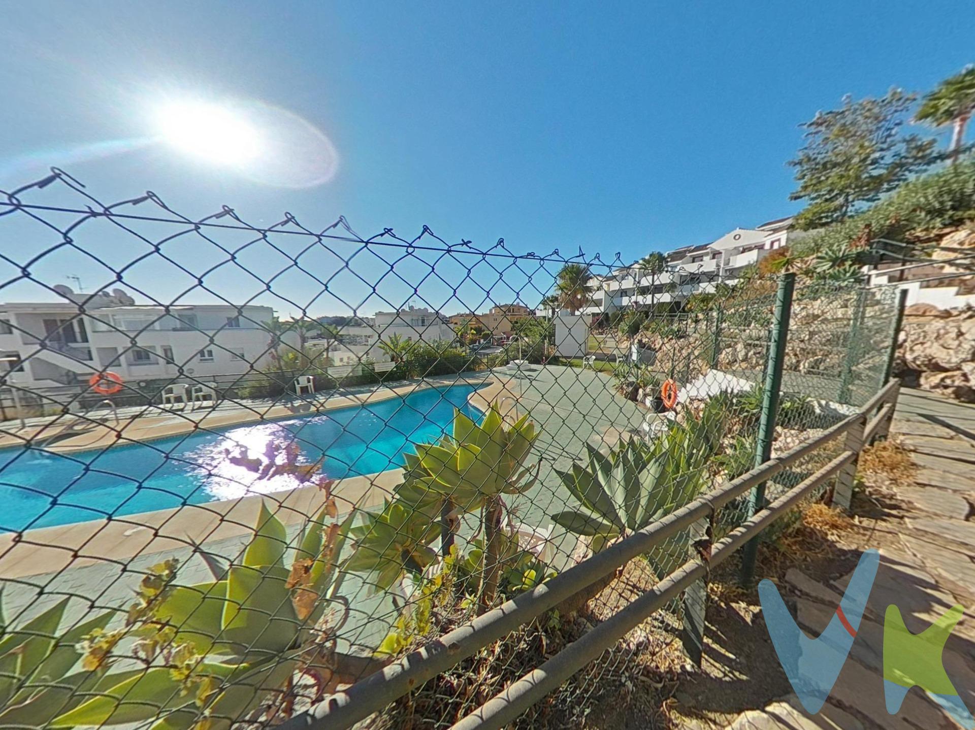 Hay viviendas que sirven para vivir. Y otras que te recuerdan cada día por qué elegiste la Costa del Sol. Este precioso bajo con jardín en **Riviera del Sol, Mijas**, combina la tranquilidad de vivir a los pies de la sierra con la buenas conexión con el mar, en una de las zonas más demandadas de la costa malagueña. . La vivienda está lista para entrar a vivir. De hecho, lo único que tendrás que hacer es recoger las llaves en notaría y empezar a disfrutarla. Cuenta con **dos amplios dormitorios**, ambos con excelente luz natural, y **dos baños completos**, uno de ellos integrado en el dormitorio principal para mayor comodidad e intimidad. La cocina se entrega **completamente equipada con electrodomésticos** y dispone además de una práctica **terraza lavadero**. El salón conecta con el exterior, donde el protagonista es su agradable jardín privado, perfecto para desayunar al aire libre, leer al sol, compartir momentos con amigos o simplemente relajarse después de una jornada de trabajo. Además, la vivienda incluye **plaza de aparcamiento** y se vende **amueblada**, lo que la convierte en una magnífica opción tanto como residencia habitual, segunda vivienda o inversión. 🏡 **Dos dormitorios**. 🛁 **Dos baños completos (uno en suite)**. ❄️ **Climatización frío/calor**. 🍽️ **Cocina equipada con electrodomésticos**. 🧺 **Terraza lavadero**. 🌿 **Jardín privado**. 🚗 **Aparcamiento**. 🛋️ **Amueblado**. PORQUE A VECES NO BUSCAS UNA VIVIENDA, BUSCAS UNA FORMA DE VIVIR. Y AQUÍ ENTRE LA SIERRA Y EL MEDITERÁNEO, PUEDE QUE LA HAYAS ENCONTRADO. 📞 Llámanos y ven a descubrirlo. Algunas oportunidades no esperan demasiado tiempo. Cláusula de Transparencia y Desglose de Gastos (Ley 10/2025).  PRECIO DE VENTA + GASTOS.  En cumplimiento de las obligaciones de información previstas en la Ley 10/2025, de 28 de diciembre, de servicios de atención a la clientela y transparencia, así como en la normativa sectorial vigente, se hace constar que el precio indicado no incluye los gastos e impuestos inherentes a la adquisición, los cuales se desglosan a continuación:.  * Honorarios Agencia del comprador: 2,5 % del precio final de venta más el 21% de IVA (con un mínimo de 3.600 € más el 21% de IVA).  * Impuesto sobre Transmisiones Patrimoniales (ITP): Se aplicará el tipo impositivo vigente en la Comunidad Autónoma de Andalucía (generalmente el 7%, sin perjuicio de tipos reducidos del 3,5%, 1,2% o 1% aplicables según las circunstancias personales del comprador o las características del inmueble). El impuesto se devenga sobre el Valor de Referencia de Catastro o el precio de venta, aquel que resulte superior.  * Gastos de Notaría: Los honorarios notariales se calcularán conforme al arancel oficial regulado en el Anexo I, del Real Decreto 1426/1989, de 17 de noviembre, por el que se aprueba el arancel Notarial.  * Gastos de Registro: La inscripción en el Registro de la Propiedad se facturará según el arancel oficial establecido en el ANEXO I, del Real Decreto 1427/1989, de 17 de noviembre, por el que se aprueba el arancel Notarial.  * Gastos de Gestión (Gestoría): Los honorarios por la tramitación administrativa, liquidación de impuestos e inscripción registral ascienden a [600 aprox.] € (IVA incluido). * Para cumplir con la normativa vigente tenemos a disposición del cliente la Ficha de segundas y ulteriores transmisiones de inmuebles. El precio anunciado no tiene caducidad, pero puede sufrir alteraciones sin previo aviso.  Para una información exhaustiva sobre el funcionamiento, tipos impositivos y bonificaciones del ITP en Andalucía, puede visitar la página: https://www.juntadeandalucia.es/organismos/economiahaciendayfondoseuropeos/areas/tributos-juego/tributos/paginas/impuestos-cedidos-transmisiones.html. 