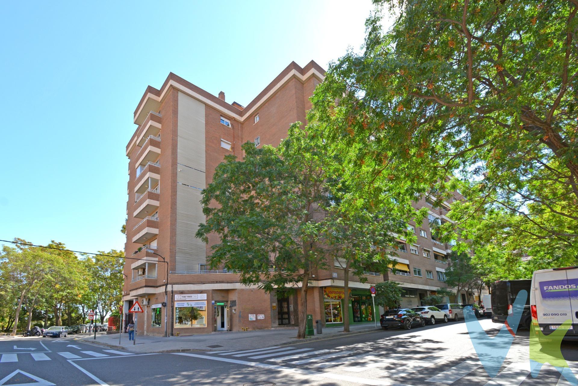 PISO DE 3 HABITACIONES CON PLAZA DE GARAJE GRANDE- C/ JOSE NEBRA (SAN JOSÉ). Piso en buen estado de 82 m² útiles que consta de 3 dormitorios dobles, salón de 20 m² útiles, cocina independiente y 2 baños completos, uno de ellos en suite. Galería en cocina y TERRAZA en salón. . Calefacción individual a gas. Suelos de terrazo, ventanas de aluminio y puertas de sapeli. El inmueble se encuentra en una 7ª planta exterior y cuenta con 2 ascensores. Finca sin barreras.  Gastos de comunidad asequibles. . Exterior a José Nebra, calle tranquila y emblemática del Barrio de San Jose, al lado del restaurante Estrella Michelin LA PRENSA. En los alrededores podemos encontrar zonas infantiles, parques, centros escolares y parada de autobús directa al centro. PLAZA GRANDE DE GARAJE EN FINCA CON ACCESO DIRECTO (Posibilidad de coche y moto)   7.16 largo x 2.56 ancho . No te pierdas nuestro reportaje fotográfico y el tour 360º que tenemos preparado para ti. ¡¡NO DEJES PASAR ESTA OPORTUNIDAD, TE ENCANTARÁ!!. Y SI QUIERES ASESORAMIENTO FINANCIERO SIN COMPROMISO, CONSULTA CON NOSOTROS. BUSCAMOS SOLUCIONES🏡,. ENCONTRAMOS HOGARES💙