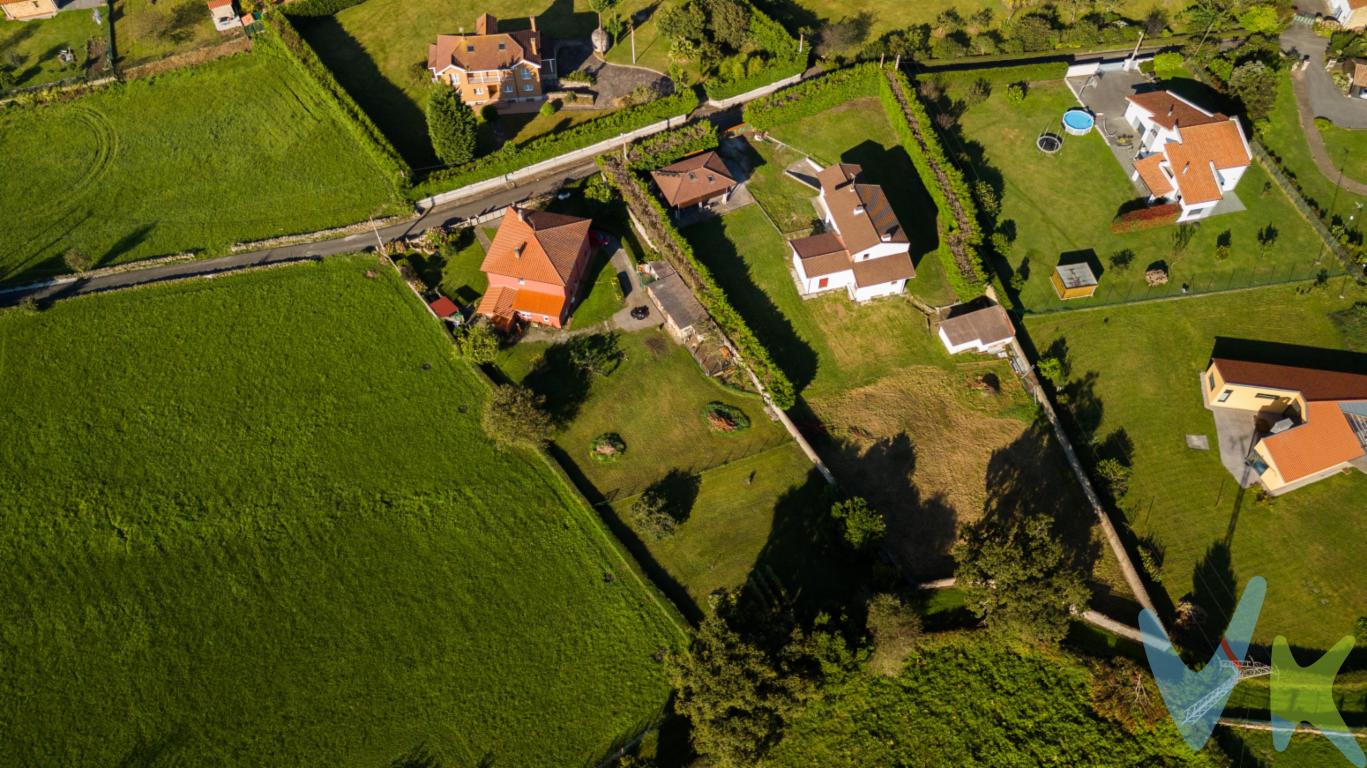 En la parroquia de Quintueles, ponemos a la venta esta casa con parcela con la siguiente caracteística....Se trata de un chalet o casa en construcción sin terminar.La construcción realizada está ejecutada en un 59,8% de su totalidad.La parte pendiente de realizar es en el interior de la casa.El total de la superficie construida según proyecto es de 388 metros cuadrados y la parcela mide 3145 metros cuadrados en total.Se trata de una construcción muy bonita sobre una parcela amplia y llana con una orientación fantástica.Además en la parcela existen dependencias a modo de cuarto de aperos y una panera habilitada como vivienda con mucho encanto.Quintueles es una parroquia muy bien comunicada , a escasos 20 minutos de Gijón y con varias playas muy cercanas.Sin duda una muy buena oportunidad para quien desee tener una propiedad de este tipo, aprovechando el proyecto existente para conseguir la casa de sus sueños.No dejes escapar esta oportunidad y llámanos.Estaremos encantados de poder atenderte.En el precio no está incluido el impuesto de transmisión patrimonial ni los gastos de registro y de notaría. 