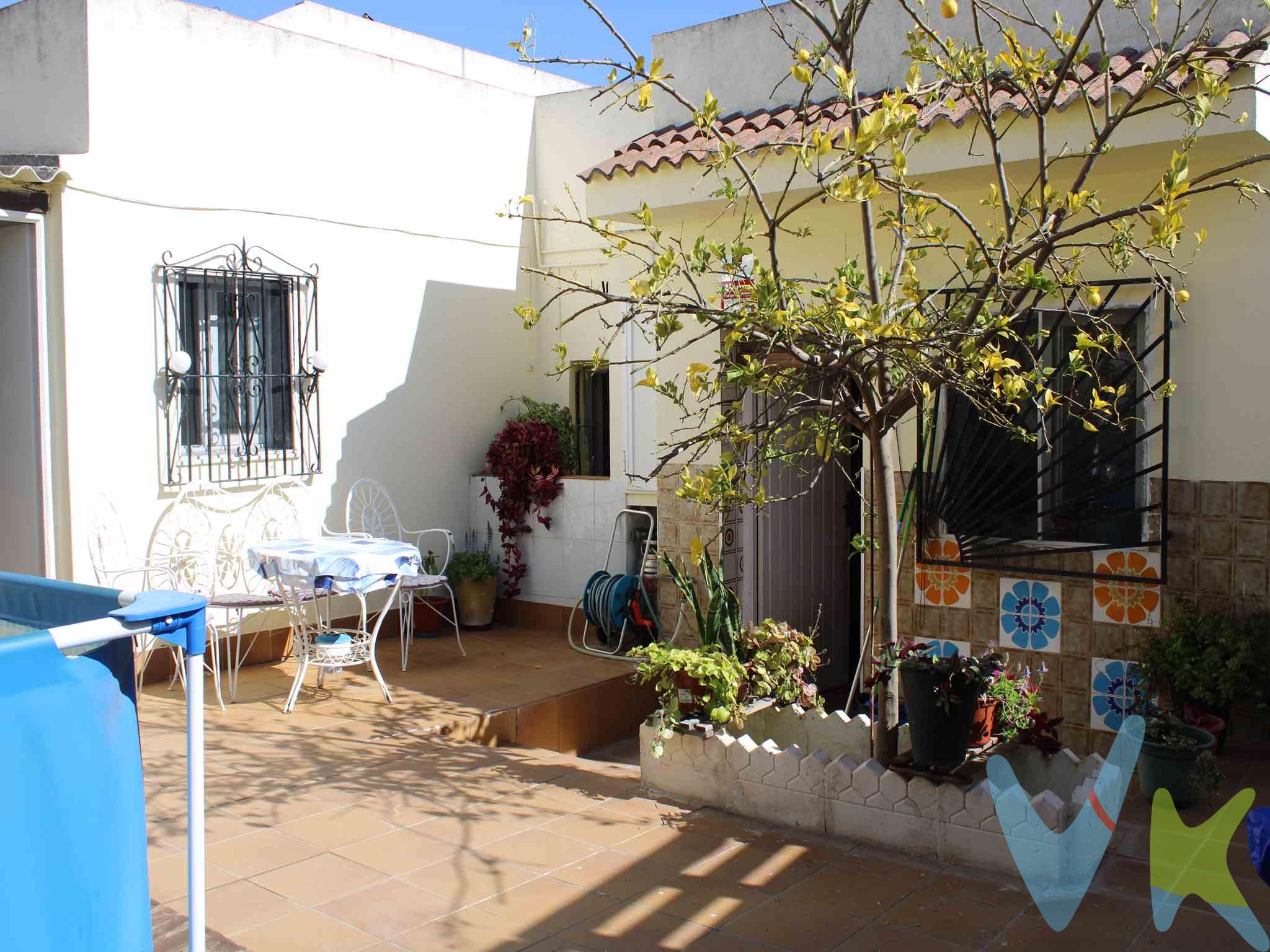 Casa de pueblo situada en una zona tranquila y con buen acceso a la autovía.  La casa tiene 3 dormitorios de buenas dimensiones, uno de ellos, el principal con baño en suite, y y baño compartido para los otros dos. Un salón y luego la cocina con puerta a un patio trasero en el que está la barbacoa y un almacen o trastero que se puede adaptar como vivienda por estar pegado a la casa. En el patio hay una piscina que se puede desmontar y árboles frutales. Hay una escalera que nos da acceso a la azotea que es transitable con buenas vistas.
Estoy disponible 24/7 para agendar una visita con ustedes y mostraros esta propiedad. 
El precio de compra no incluye muebles, enseres, vehículos ni electrodomésticos. Disponemos del Documento Informativo Abreviado de la propiedad (Según Decreto 218/2005, del 11 de Octubre) y de Seguro de Caución, para la protección del dinero entregado como señal para la Reserva de una vivienda.
En cumplimiento del Decreto de la Junta de Andalucía 218/2015 de 11 de Octubre, se informa al cliente que los gastos notariales, registrales, ITP, honorarios de la Agencia y otros gastos inherentes a la compraventa no están incluidos en el precio.