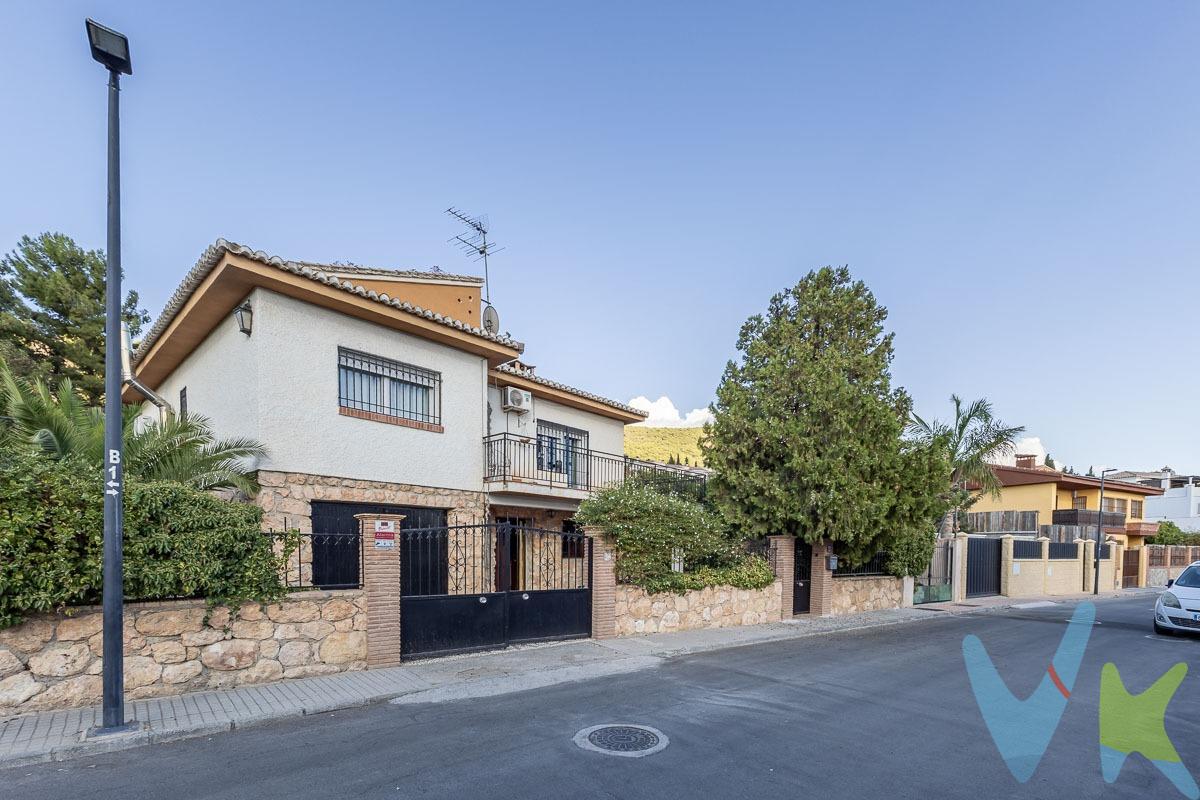 🏡 Tu casa en El Puntal. naturaleza, espacio y confort a 15 minutos de Granada. Imagina vivir en una zona tranquila, rodeada de naturaleza, pero con la comodidad de estar a un paso de Granada capital. Esta casa en El Puntal, Padul, te ofrece justo eso: espacio, calidad y un entorno único para disfrutar en familia. Al entrar en la vivienda, encontramos la planta baja, con tres habitaciones, un baño completo y el garaje, ideal para invitados, despacho o zona independiente. En la planta principal, la luz y el espacio son protagonistas: un gran salón con cocina integrada, completamente nueva, se abre a la terraza y al jardín con piscina. Aquí podrás disfrutar de reuniones, momentos en familia o simplemente relajarte con vistas al exterior. En esta misma planta se ubican dos amplios dormitorios con armarios empotrados y dos baños, uno de ellos en suite. Ref. N354. * El PVP indicado no incluye impuestos ni gastos de Escritura. * Honorarios agencia no incluidos. * Las superficies expresadas en esta página tienen carácter descriptivo y son aproximadas. * Los precios pueden ser susceptibles de modificación sin previo aviso. * Esta propiedad se vende sin muebles.