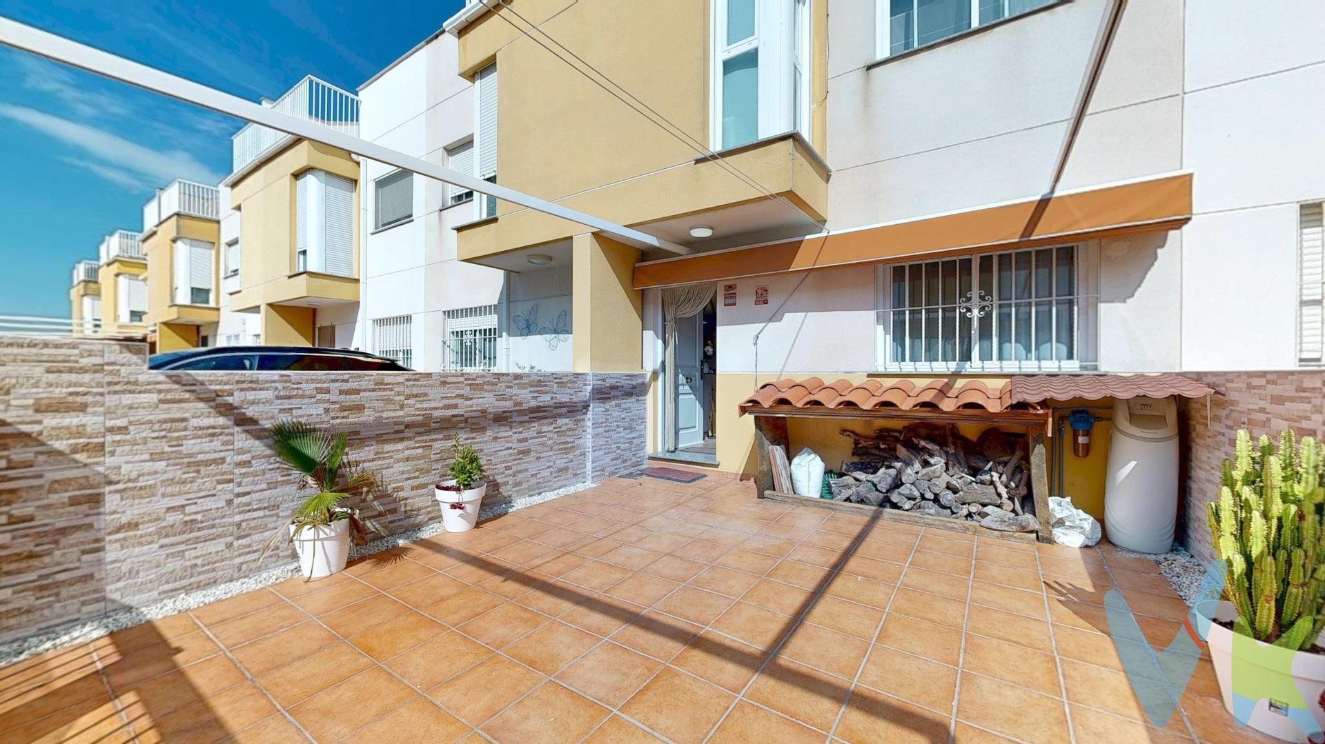 Te presentamos este magnífico chalet adosado al lado de la playa, en Almassora, completamente reformado en 2023 y listo para entrar a vivir. Una vivienda que combina la tranquilidad de una zona residencial junto al mar con todas las comodidades de un hogar moderno y acogedor. Con 124 m² útiles, este inmueble ofrece una distribución práctica y cómoda para el día a día. La vivienda cuenta con cuatro dormitorios, tres de ellos dobles y uno individual, ideales tanto para familias como para quienes buscan espacio para trabajar desde casa o recibir visitas. Los tres baños completos, recientemente renovados, aportan funcionalidad y estilo. Uno de los grandes protagonistas de esta casa es su amplio salón-comedor con chimenea, perfecto para crear un ambiente cálido y familiar en invierno, sin renunciar a la luz natural durante todo el año. En el exterior, la vivienda ofrece dos espacios ideales para disfrutar al aire libre: un patio delantero con pérgola, perfecto para comidas o ratos de descanso, y un patio trasero equipado con barbacoa, ideal para reuniones con amigos o familiares. Además, en la segunda planta encontrarás una terraza privada, perfecta para tomar el sol o desconectar al final del día. La cocina, también reformada en 2023, destaca por su diseño actual y funcional, equipada con mobiliario de calidad y lista para estrenar. Y lo mejor: la vivienda se vende completamente amueblada, lista para entrar a vivir sin preocuparte por nada. Entre sus muchas comodidades, también encontrarás aire acondicionado, armarios empotrados, puerta blindada, ventanas con doble acristalamiento, garaje incluido y acceso a una cuidada piscina comunitaria. Todo ello en una urbanización tranquila, bien iluminada y perfectamente conectada. La playa de Almassora es un enclave ideal para quienes buscan calidad de vida: cerca del mar, del entorno natural del río Millars y con todos los servicios a un paso. Una zona que combina tranquilidad y bienestar, tanto para vivir todo el año como para disfrutar en vacaciones. Una vivienda reformada, amueblada y con mucho encanto, lista para que la conviertas en tu hogar. No dejes escapar esta oportunidad. Contacta con nosotros y ven a descubrir todo lo que este chalet tiene preparado para ti.