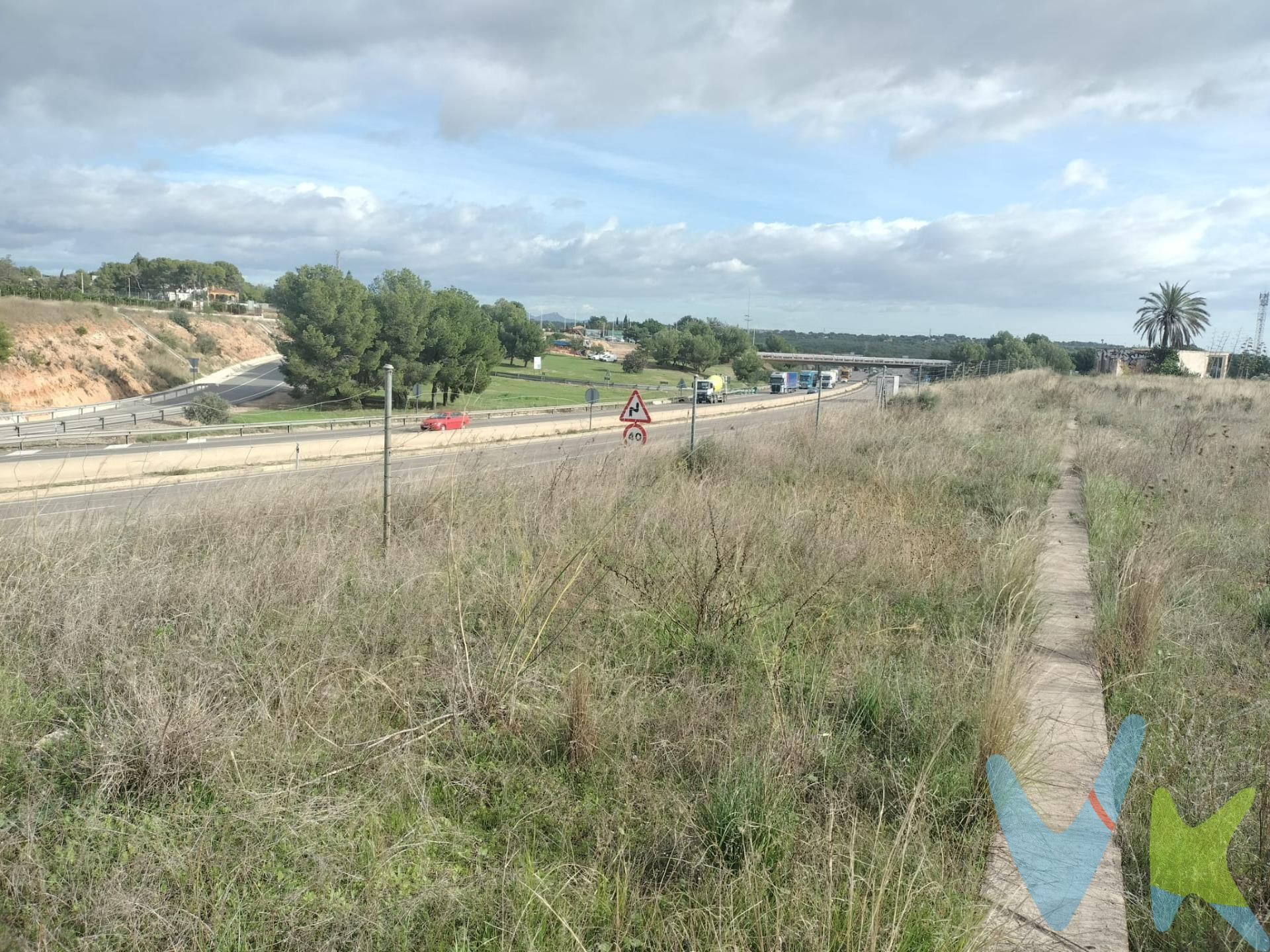 Se trata de un terreno rústico de carácter agrario, con una superficie total de 3.480 metros cuadrados, ubicado en el paraje conocido como PARTIDA EL COLLADO. El terreno presenta una orografía predominantemente llana, lo que facilita las labores agrícolas y el drenaje natural del agua. El suelo es de tipo arenoso con buena capacidad de retención de humedad y apto para el cultivo de cultivos: cereales, olivar, viñedo, huerta, etc.. Los datos e información contenida en este anuncio no son vinculantes sino meramente informativos, la oferta está sujeta a cambios de precio, textos, fotos o cualquier otro contenido inesperado, la inmobiliaria se reserva el poder de modificarlo en cualquier momento. La venta de esta vivienda se gestiona mediante contrato de EXCLUSIVA COMPARTIDA por lo que se trabaja con más de 150 Inmobiliarias. Los gastos de la venta tales como notaría, registro y honorarios no están incluidos en el precio. . . . Su uso principal es agrario, idóneo para la explotación agrícola o ganadera, así como para la implantación de pequeños cultivos de regadío o secano, de acuerdo con la normativa vigente en suelo rústico del municipio. 