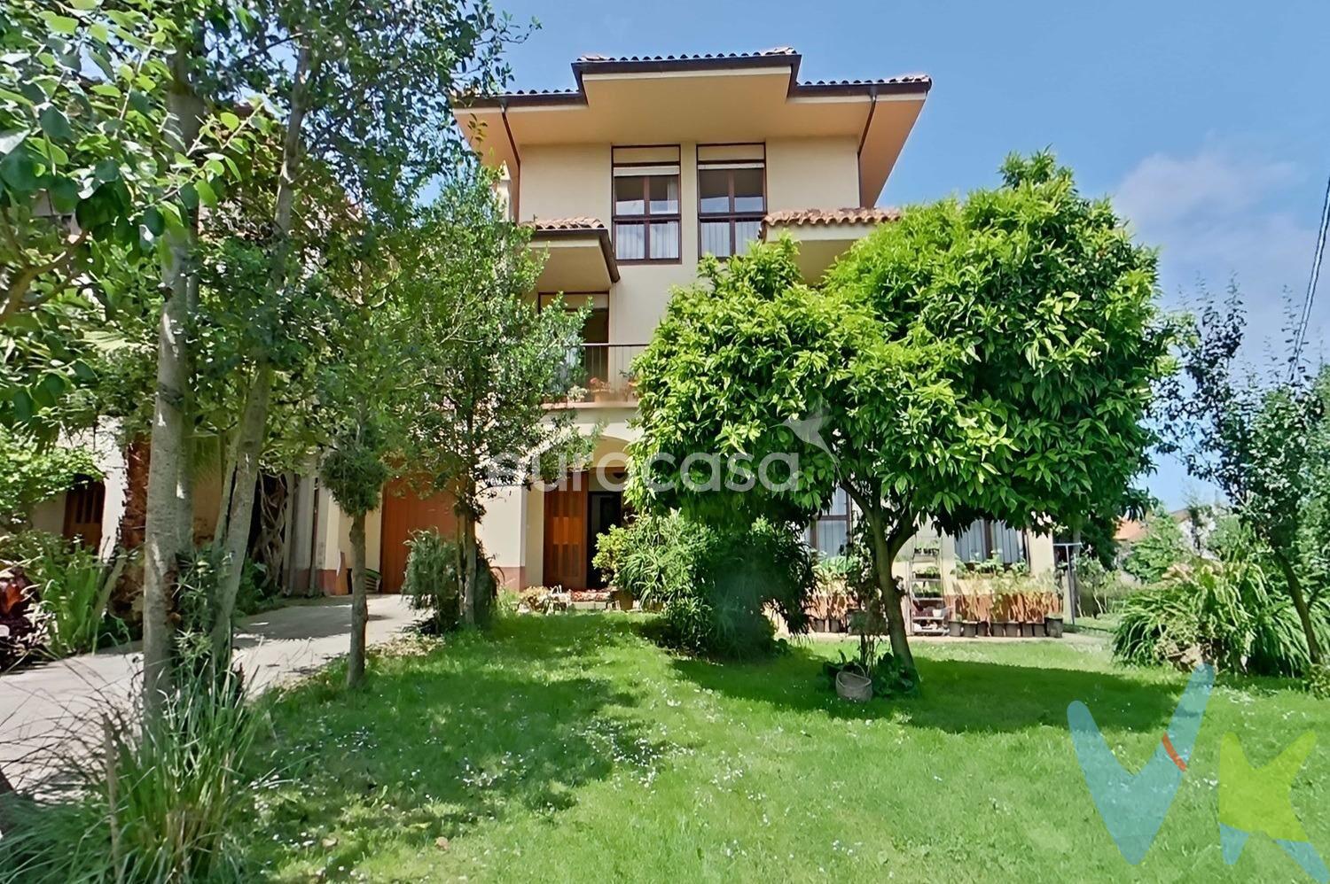 DONDE LOS SUEÑOS SE HACEN REALIDAD. ¿Buscas un hogar amplio, acogedor y bien conectado? Este espectacular chalet pareado en Ojáiz es perfecto para familias que quieren disfrutar de la tranquilidad sin renunciar a la ciudad. El chalet ha sido diseñado por el reconocido arquitecto cántabro Don Ricardo Lorenzo Gracia, cuyo nombre ha quedado unido a la modernidad arquitectónica. Entre sus trabajos tenemos El Gran Casino de Santander, la Estación Marítima y ahora tú puedes formar parte de este elenco de grandes edificaciones, construidas para perdurar en el tiempo. Ubicado sobre un precioso jardín, este chalet pareado se encuentra distribuido en tres cómodas plantas. Te encantará que es todo exterior. La planta baja con acceso desde el jardín te ofrece, según entras, un gran distribuidor que da paso a un garaje cerrado con aseo. Tu coche y enseres quedarán bien resguardados. En esta misma planta hallarás el sitio ideal para reuniones familiares o con amigos; un amplio salón con chimenea y cocina totalmente independiente del resto de la casa para mayor intimidad y versatilidad. A la primera planta accedes por una cómoda escalera que te lleva a un gran y acogedor salón con salida a la terraza perfecta para disfrutar del aire libre; también puedes acceder a dicha terraza por la cocina, funcional y preparada para toda la familia. Finalmente, dos amplias habitaciones forman la zona de descanso. Esta planta cuenta con un baño con plato de ducha. La segunda planta está compuesta por dos acogedoras habitaciones, una de ellas con vestidor y otra habitación ideal para despacho o cuarto de juegos. En esta planta hallarás también un baño. El jardín privado es el alma de la casa: espacio verde para que los niños jueguen, los adultos se relajen y las mascotas corran libres. Además, cuentas con una excelente conexión ya que tienes la salida cercana a la autovía, todos los servicios y las maravillosas playas de Santander a unos minutos en coche. Te ves viviendo aquí ¿verdad? Te damos la oportunidad de tener una casa para vivirla. 