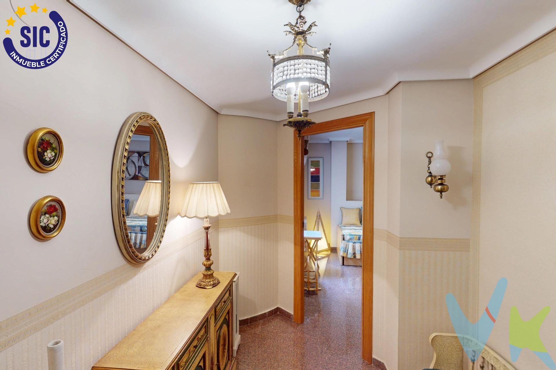 Te presentamos una luminosa vivienda ubicada en el corazón de la ciudad, a tan solo 100 metros de la emblemática Puerta del Sol. Este elegante piso cuenta con un total de 121 metros cuadrados construidos, distribuidos eficientemente: un acogedor hall que da acceso a un amplio salón-comedor adornado por ventanales que ofrecen abundante luz natural. La cocina es funcional e incluye galería hacia el patio interior. Dispone también de tres habitaciones dobles completamente equipadas con armarios empotrados y otra habitación simple ideal como despacho o cuarto infantil. Un baño completo que da servicio a dos habitaciones y otro baño completo para otra habitación complementan esta oferta excepcional. Esta propiedad se ofrece amueblada e incluye electrodomésticos listos para usar desde el primer día, lo cual representa una excelente oportunidad si buscas mudarte sin complicaciones adicionales; además disfrutarás del espacio extra proporcionado por un práctico trastero así como la conveniencia añadida de tener plaza privada en garaje dentro del edificio. Por todo esto , congratúlate contigo mismo/a porque esta puede ser tu nueva casa! . ¡No pierdas tiempo!, simplemente trae tus maletas. Este inmueble es en exclusiva, con lo que le facilitamos cualquier información sobre la vivienda. Por este motivo, solicitamos no molesten al propietario, ocupantes de la propiedad o vecinos de la comunidad. En todos los casos los precios expuestos son más impuestos y gastos derivados de la transmisión del inmueble.