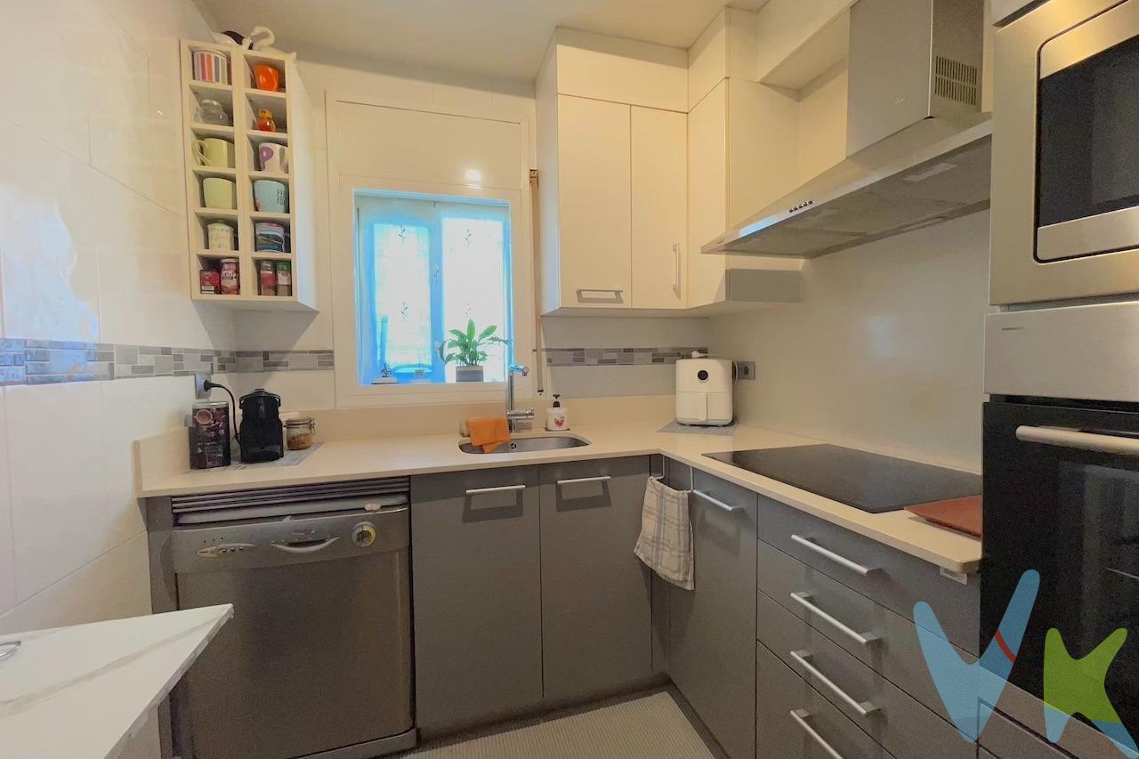Se vende acogedor piso en primera planta con ascensor, ubicado en una zona tranquila de Figueres, a pocos minutos del centro. Ideal tanto para vivir como para invertir. La vivienda se distribuye en:. 2 dormitorios . 1 baño completo. Cocina independiente. Salón-comedor luminoso con acceso a una terraza cerrada. Calefacción individual. Situado en Carrer Albert Coto, disfrutarás de la comodidad de tener todos los servicios cerca: supermercados, colegios, farmacia, transporte público y zonas verdes. Todo ello en una calle con poco tráfico, perfecta para quienes buscan tranquilidad sin renunciar a una buena conexión con el centro de la ciudad. - Listo para entrar a vivir. - Zona con demanda. - Buena distribución y muchas posibilidades. No dejes pasar esta oportunidad. Contáctanos para más información o concertar una visita.