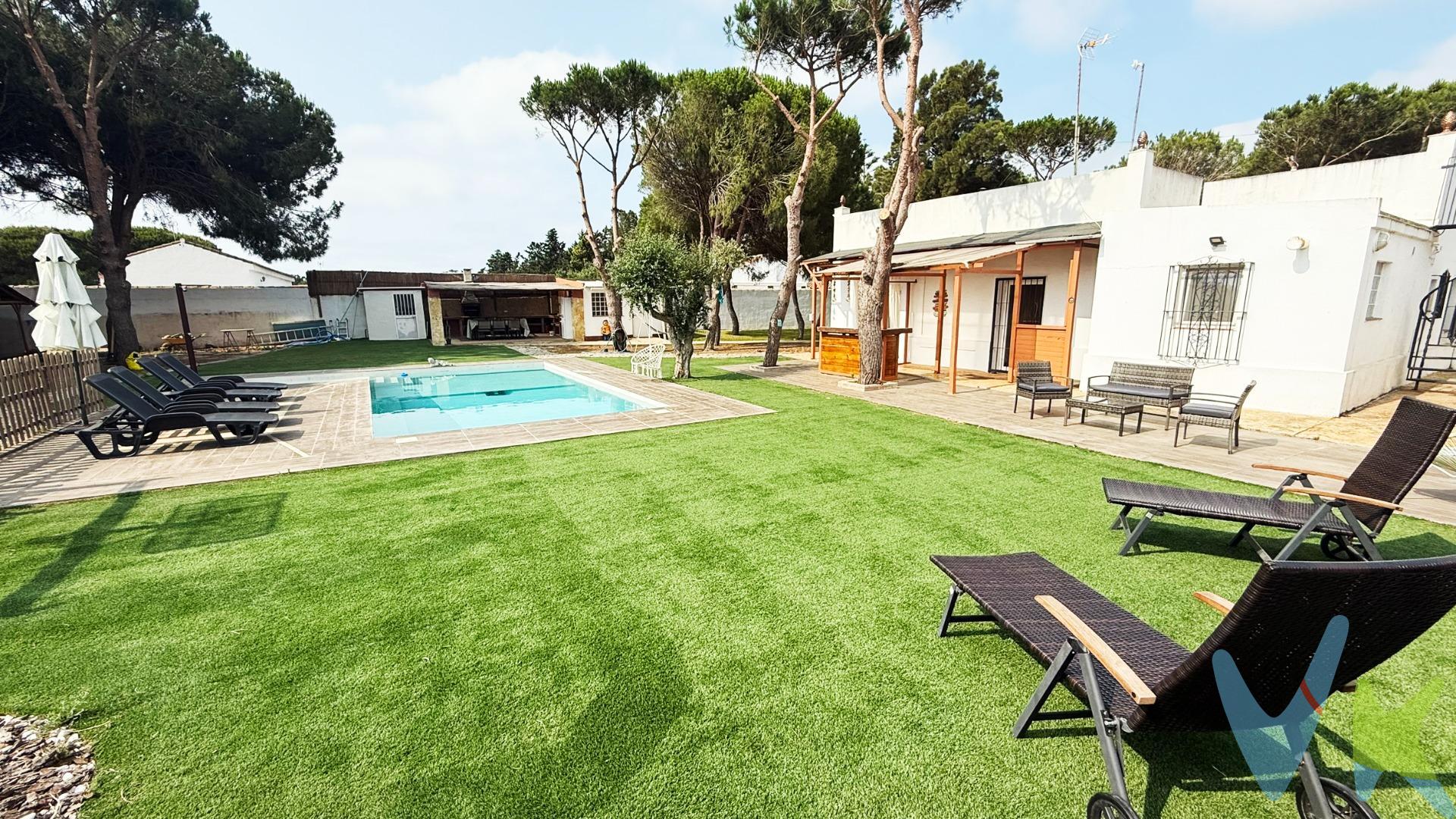 Ubicado en una tranquila zona de suelo rústico en La Coquina (Chiclana de la Frontera), este encantador chalet de 123  m² construidos (110 m² útiles) combina comodidad, espacio y entorno natural. La vivienda principal cuenta con 4 habitaciones y 1 baño, perfectamente distribuidos, con una orientación oeste que inunda cada rincón de luz natural y ofrece vistas a la piscina. La propiedad ha sido reformada con buen gusto, incluyendo ventanas Climalit para un mayor confort térmico y acústico. Además, dispone de una acogedora cabaña independiente para invitados o espacio de teletrabajo. En el exterior, el jardín se convierte en el alma de la vivienda: una zona chillout con barbacoa, piscina privada y hasta una pista de tenis, ideales para disfrutar del aire libre con familia y amigos. También incluye trastero. Esta propiedad es perfecta para amantes de la naturaleza que buscan un hogar donde desconectar sin renunciar a las comodidades. ¿Quieres visitarlo?Llámanos hoy mismo y descubre por qué este rincón puede ser el hogar con el que siempre soñaste.  Chalet en La Coquina con 123 m² construidos (110 m² útiles), ubicado en parcela de 2.335 m² aprox., y que consta de 4 habitaciones dobles y  una habitación sencilla, salón, cocina y baño. Informamos a nuestros clientes de que los gastos de Notaría, Gestoría, Impuestos y los honorarios de la agencia no están incluidos en el precio. A su vez, disponemos del Documento Informativo Abreviado de la propiedad (Según Decreto 218/2005, del 11 de Octubre) y de Seguro de Caución, para la protección del dinero entregado como señal para la Reserva de una vivienda. 