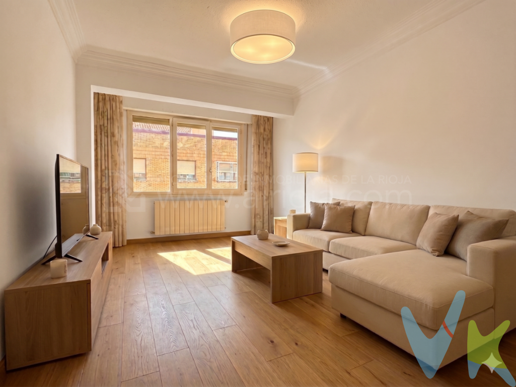 ? Desde Inmobiliaria Solozábal te presentamos este acogedor último piso en venta en la calle San José de Calasanz de Logroño.? Con 84 m² construidos y 79,54 m² útiles , esta vivienda se encuentra en buen estado y lista para entrar a vivir.?? Dispone de 3 dormitorios , ideales para familias o para acondicionar un despacho, destacando por su luz natural gracias a la orientación Este-Oeste.? Cuenta con una cocina independiente, además de disponer de una terraza perfecta para despejarse.? Ubicado en la cuarta planta con ascensor , ofrece comodidades como calefacción y agua caliente de gas individual y ventanas de madera y PVC.? El edificio garantiza la accesibilidad, ya que no tiene barreras arquitectónicas en su acceso , y cuenta con unos gastos de comunidad de 70  al mes.? Situado en la zona del Ayuntamiento, San Millán y junto a la universidad, tendrás a un paso líneas de autobús, colegios, supermercados y centros de salud.? Una excelente oportunidad de inversión o vivienda habitual por 165.000  (impuestos y gastos no incluidos ). ¡Organiza una visita hoy mismo!Existen fotos editadas con inteligencia artificial. 
