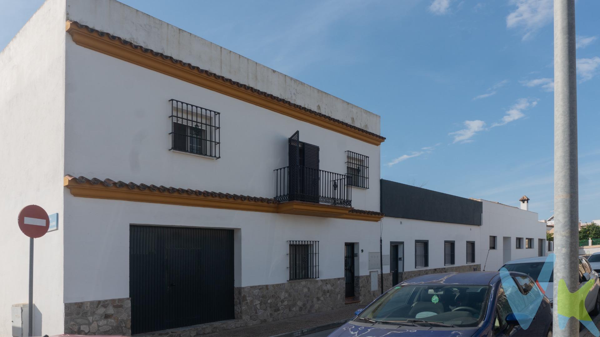 Casa de 2 plantas. En planta baja dispone de un local diáfano con acceso a patio privado. En la misma planta baja encontramos un coqueto vestíbulo con una hermosa escalera bajo la cual dispones de un trastero, que lleva a la entrada de la vivienda, que se encuentra en la planta primera. Al entrar, dos amplios pasillos conducen a distintas zonas, uno de ellos con un amplio armario empotrado. Un hermoso y amplio Salón-Comedor que dispone de chimenea con casette y un balcón con agradables vistas. Aparte de su gran Cocina independiente amueblada y equipada, podrás encontrar 4 amplios dormitorios con sus armarios empotrados y 2 Baños. La vivienda cuenta con A/A y toda la carpintería tanto puertas de paso, de armarios empotrados, de muebles de la cocina, así como gran parte del mobiliario, están realizados con madera barnizada tipo sapelly de primera calidad. La vivienda cuenta también con una amplia azotea con grandes vistas. NO LO DUDES Y LLAMANOS, TE LA MOSTRAREMOS ENCANTADOS