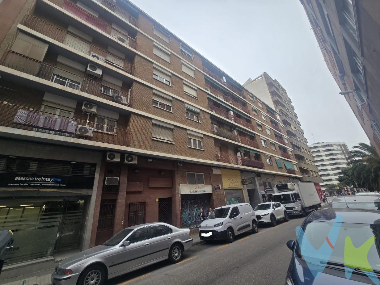 CALLE TARRAGONA.- Piso exterior muy luminoso al lado de Anselmo Clavé!!! La vivivneda de 72m² útiles está distribuida en tres dormitorios, salón cocina, baño y aseo, actualmente una despensa. Amplio balcón a la calle. La calefacción y el agua caliente sanitaria son ambas centrales incluidas en los gastos de comunidad. Tiene dos split de aire acondicionado en salón y un dormitorio. Finca con ascensor y conserje. No dejes de ver la visita virtual 360º donde podrás ver con todo detalle esta vivienda. Gastos e impuestos no incluidos. A título orientativo, en segundas transmisiones, el comprador abonará: Impuesto sobre Transmisiones Patrimoniales (ITP), tipo general en Aragón al 8% (*). Base de cálculo: mayor valor entre precio de compraventa o valor de referencia catastral. Gastos de Notaría y Registro: Aranceles variables según precio, número de copias y complejidad; cálculo según tarifas normativas. Si se precisa hipoteca: Tasación, condiciones y costes bancarios según entidad elegida por el comprador; así como gastos de gestoría y cualesquiera otros inherentes a la compraventa. No se incluyen otros gastos o tributos que puedan por Ley corresponder al comprador. Operación sujeta a doble mediación. Existen honorarios a cargo del comprador, salvo pacto en contrario, no incluidos en PVP. El consumidor conforme a la normativa vigente podrá solicitar información y documentación adicional relativa al inmueble, sus características, condiciones de la operación y del servicio de mediación en la oficina y/o a través de nuestro teléfono de contacto o mail. La agencia actúa exclusivamente como intermediaria en la compraventa, cuyas condiciones, en todo caso, estarán sujetas a la aceptación expresa del vendedor del inmueble y posterior formalización del contrato. La información suministrada se corresponde con la disponible a la fecha de publicación, pudiendo variar en función de las circunstancias o actualizaciones legales, contractuales y fiscales. Anuncio de carácter meramente informativo. Para una información exhaustiva sobre el funcionamiento, tipos impositivos y bonificaciones del ITP en Aragón, puede consultar el portal oficial de la Agencia Tributaria Autonómica. Tarifas notariales y registrales reguladas en el Anexo I del Real Decreto 1426/1989 y Anexo I del Real Decreto 1427/1989, respectivamente. Anuncio no vinculante, puede contener errores.