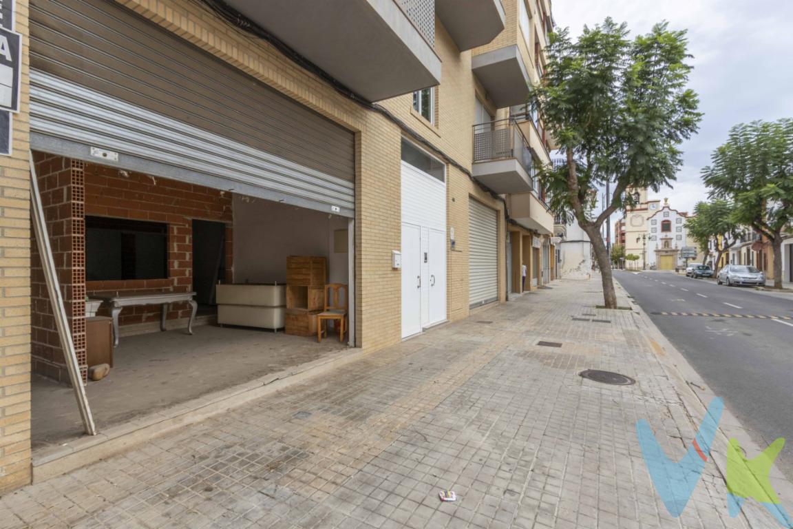  **¡OPORTUNIDAD ÚNICA EN POBLA DE FARNALS! EXCELENTE LOCAL COMERCIAL A LA VENTA  O ALQUILER CON OPCION A COMPRA CON TERRAZA**Presentamos una magnífica oportunidad de inversión en Pobla de Farnals: un espacioso local comercial de 154 metros construidos, ubicado en un edificio moderno del año 2003. Este inmueble es ideal para aquellos que buscan un espacio versátil y funcional, perfecto para desarrollar una actividad comercial en una zona en crecimiento.El local cuenta con una ubicación estratégica en el corazón de Pobla de Farnals, lo que lo convierte en una opción inmejorable para atraer tanto a residentes locales como a visitantes. La cercanía a servicios esenciales, centros de ocio y transporte público asegura un flujo constante de potenciales clientes, haciendo de este local una inversión segura y rentable.Una de las características que distingue a este inmueble es su amplia terraza y un altillo muy amplio. Este espacio adicional ofrece múltiples posibilidades de aprovechamiento, ya sea como área de atención al público, zona de exposición de productos o incluso como un rincón para actividades al aire libre. Este añadido no solo eleva la funcionalidad del local, sino que también aumenta su atractivo estético y comercial.El interior ofrece una estructura diáfana que facilita la personalización y el diseño del ambiente de trabajo. Con tan solo una pequeña inversión en remodelación, este local puede adecuarse perfectamente a las exigencias particulares de cualquier negocio, ya sea una tienda minorista, una oficina moderna, un centro de bienestar o una cafetería con encanto.La iluminación natural que inunda el local gracias a sus grandes ventanales es otro de los atractivos indiscutibles del inmueble. Esto no solo genera un ambiente agradable y acogedor, sino que también favorece el ahorro energético, haciendo del espacio un lugar eficiente y sostenible.Este local comercial se presenta como una opción excepcional tanto para inversores que buscan rentabilidad a largo plazo como para emprendedores que desean abrir su propio negocio en una zona próspera. La posibilidad de contar con una amplia terraza y una ubicación estratégica en Pobla de Farnals son factores que elevan significativamente su valor en el mercado.La venta de este inmueble incluye todas las facilidades para agilizar el proceso de compra y asegurar una transición rápida y sencilla. No pierda la ocasión de adquirir un local con tanto potencial en una de las áreas con mayor proyección de la región.Le invitamos a concertar una visita para conocer de primera mano todas las ventajas que este local puede ofrecerle. Nuestro equipo está a su disposición para proporcionarle toda la información necesaria y acompañarle en cada paso del proceso. No deje pasar esta oportunidad única de inversión. ¡Contacte con nosotros hoy mismo para más detalles y para programar su visita!Se muestra a título informativo y no contractual. El precio no incluye lo siguiente: Honorarios de la agencia inmobiliaria, impuestos (IVA, ITP) y otros gastos de la Compraventa (notaria, gestoría y registro).
