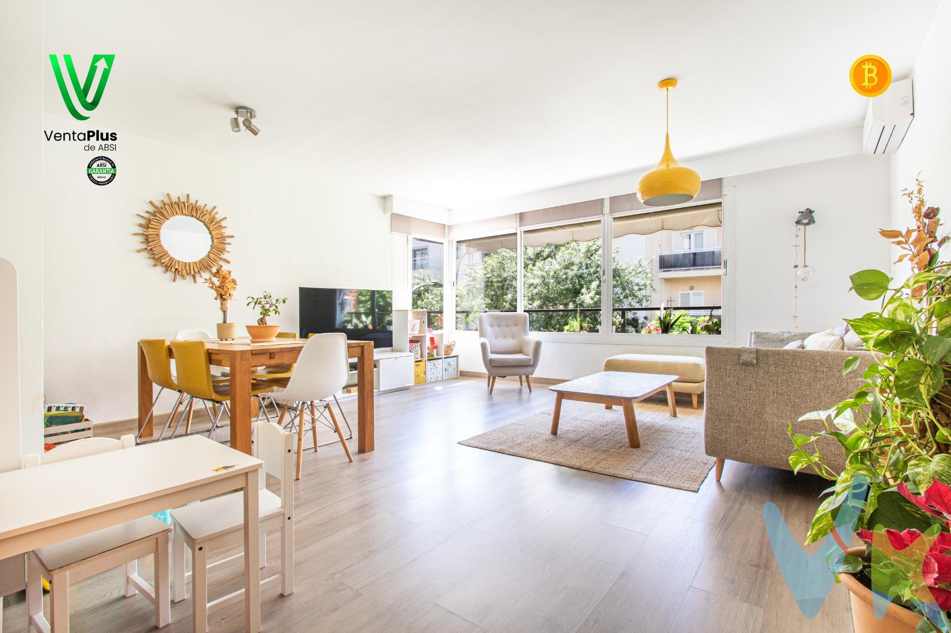 Imagínate vivir en una zona tranquila, rodeada de árboles, con todos los servicios a tu alcance y en uno de los barrios más cotizados y familiares de Palma: Son Espanyolet, justo al lado del Palma Sport [amp;] Tennis Club, un entorno perfecto para quienes valoran el bienestar, el deporte y la calidad de vida. Te presentamos este acogedor piso de 3 habitaciones dobles, pensado para que tú y los tuyos os sintáis en casa desde el primer día. Con 120 m² construidos (95 útiles), cada rincón ha sido cuidado con gusto y mimo. El salón comedor de 26 m² se abre al exterior con grandes ventanales que llenan de luz natural cada momento en familia. ✨ Distribución cómoda y familiar:. 3 habitaciones dobles con armarios empotrados (¡más espacio, menos preocupaciones!). 2 baños completos con bañera, uno de ellos en suite para tu total comodidad. Cocina funcional, lista para tus mejores recetas. Aire acondicionado frío/calor en salón y dormitorio principal. Carpintería exterior de aluminio con climalit: confort y aislamiento todo el año. Además, el edificio cuenta con ascensor, y tienes la opción de adquirir plaza de parking por 35.000 €, para que el coche deje de ser un problema. La zona es perfecta para familias: colegios muy cercanos, supermercados, parques, transporte público, y la tranquilidad de vivir en un barrio consolidado, pero con ese aire moderno y relajado que lo hace especial. 💛 Este piso no es solo una vivienda: es el lugar donde crecerán tus recuerdos. Una primera casa pensada para que la llenes de vida, de risas, de tardes en familia. 📞 Si te ves viviendo aquí, contáctanos. Nos encantará enseñártelo y ayudarte a dar el paso hacia tu nuevo hogar. ✅ Este inmueble ha sido certificado por ABSI (Asociación Balear de Servicios Inmobiliarios), lo que significa que la agencia comercializadora ha supervisado la documentación necesaria para la compraventa y que el inmueble forma parte de la bolsa de propiedades en multiexclusiva ABSI. 🏢 Inmobiliaria inscrita en el Registre Oficial d’Agents Immobiliaris de les Illes Balears. NÚMERO REGISTRO: GOIBE747077/2024