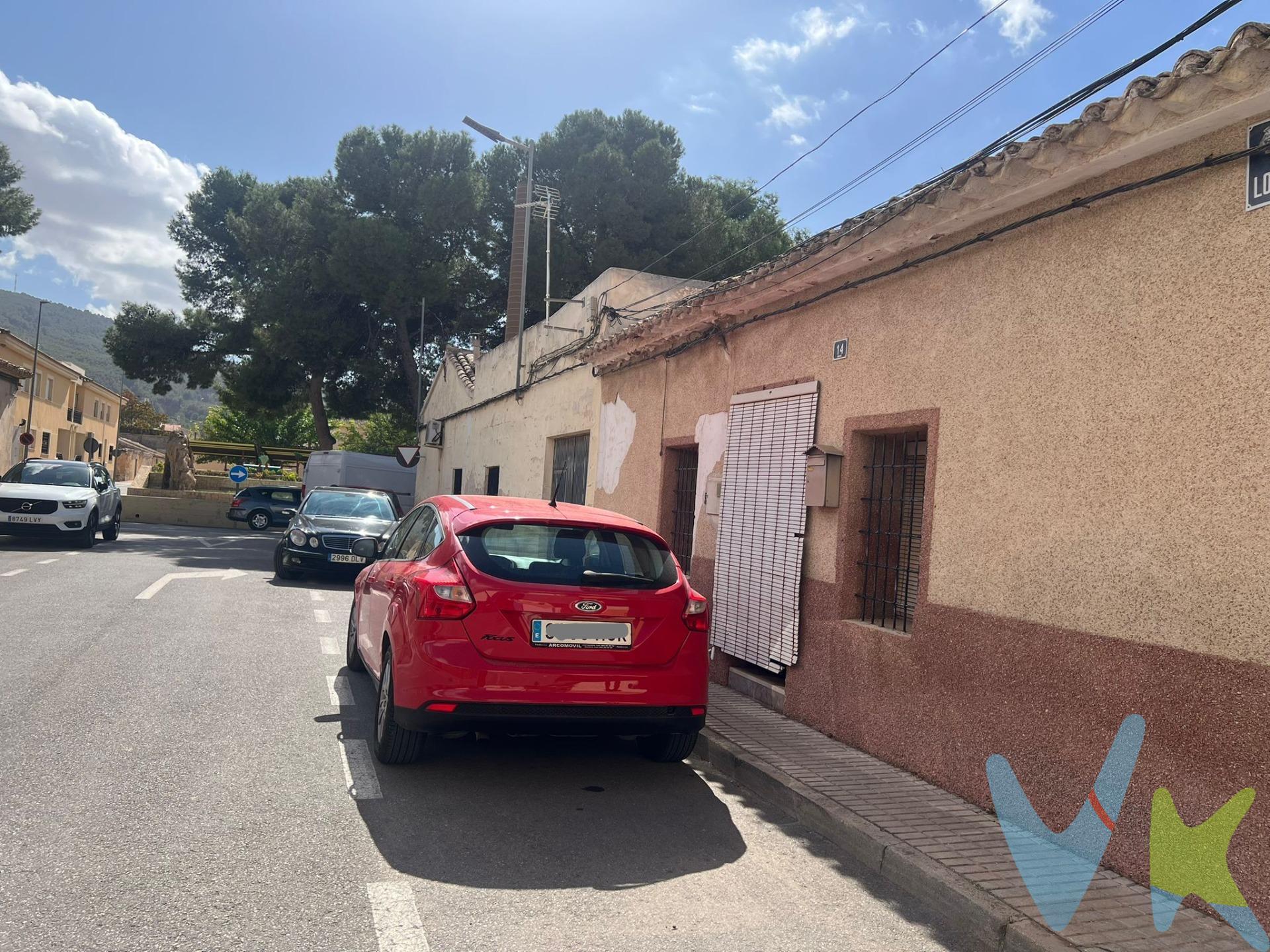 Ubicada en una de las zonas más tranquilas y céntricas de Pinoso, esta propiedad representa una excelente oportunidad para quienes buscan un proyecto de reforma lleno de posibilidades. La vivienda cuenta con tres amplias habitaciones que se pueden adaptar a tus necesidades personales, así como un baño completo, amplio salón con chimenea y cocina independiente. Un encantador patio luminoso aporta frescura al hogar y ofrece acceso directo desde la calle, además de contar con varios cobertizos útiles para almacenamiento o proyectos adicionales. Aunque presenta ciertos daños estructurales que requieren atención. Su distribución luminosa junto a su ubicación privilegiada hacen que sea ideal tanto para familias como inversores interesados en transformar este espacio único sin renunciar al confort del centro urbano. Si estás listo/a para descubrir el potencial oculto detrás de estas paredes y dar rienda suelta a tu creatividad mediante reformas personalizadas, no dudes en contactarnos; estaremos encantados/as acompañarte durante todo el proceso. Para terminar te queremos comentar algo: ¡Descubre una aventura inmobiliaria que combina calidad, pasión y profesionalidad! La confianza que los propietarios han depositado en nosotros es un testimonio de nuestro compromiso en brindarte un servicio excepcional. Aquí viene el detalle especial: al contactarnos directamente, evitarás molestarlos, nosotros seremos tus intermediarios y te proporcionaremos toda la asistencia necesaria. Estamos aquí para facilitarte la documentación e información que requieras, y te prometemos un trato cálido y sin complicaciones. Te informaremos detalladamente de todos los aspectos, incluyendo gastos de la compra y honorarios de agencia que no están incluidos en el precio, para garantizar tu comodidad y tranquilidad durante todo el proceso. Esa es nuestra esencia, proporcionarte #Calma: “Estado ideal de tranquilidad que tendrás al comprar tu casa con nosotros”. Queremos que sepas que tanto la descripción del inmueble como las imágenes que ves son valiosas referencias informativas, en ningún caso tienen carácter contractual. Asimismo, el precio ha sido designado por la propiedad por lo que podría sufrir variaciones y no sería vinculante hasta que se formalice en contrato de compraventa.