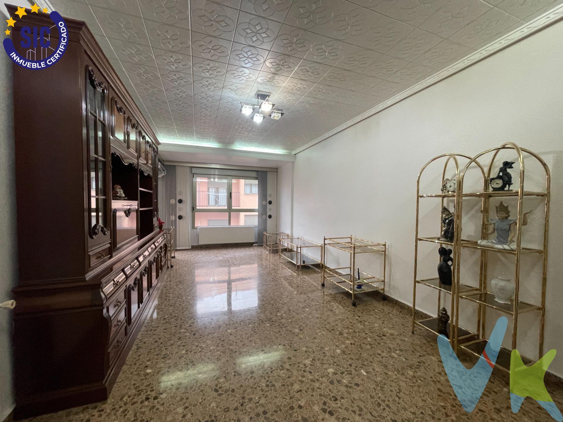 Hay viviendas que simplemente visitas… y otras que, nada más cruzar la puerta, te hacen sentir que perteneces a ellas. Este piso en Utiel tiene esa magia especial: la de convertirse en hogar desde el primer instante. Situado en la calle Estación, a escasos metros de la estación de tren, disfrutarás de la comodidad de tener todos los servicios y conexiones a tu alcance, sin renunciar a la tranquilidad de un barrio consolidado. Aquí, el día a día fluye con calma: paseos, comercios cercanos, la facilidad de. moverte sin complicaciones… calidad de vida real. El edificio, construido en 1979, transmite solidez y carácter gracias a su elegante fachada de ladrillo cara vista. La entrada de la portería es amplia y luminosa, con escaleras anchas de mármol, rampa de acceso y posibilidad de entrada directa desde el garaje interior. Además, el ascensor con acceso mediante código aporta un extra de seguridad y privacidad, un detalle que marca la diferencia. En la tercera planta te espera una vivienda de 118 m² donde todo está pensado para disfrutar del espacio. Su diseño cuadrado permite estancias amplias, bien distribuidas y muy luminosas. Nada más entrar, un gran hall recibidor estilo distribuidor te da la bienvenida y organiza la casa con. naturalidad, creando esa agradable sensación de orden y amplitud. A la izquierda, encontramos una espaciosa cocina con muebles de madera de primera calidad, cálida y funcional, acompañada de un lavadero independiente con caldera que alimenta la calefacción por radiadores, garantizando confort durante todo el año. A la derecha, el salón-comedor se abre con grandes ventanales a la fachada principal y salida al balcón, un rincón perfecto para relajarte, leer o compartir momentos especiales. La zona de descanso ofrece tres habitaciones dobles y una estancia adicional tipo despacho, todas con armarios empotrados, ideales para familias, teletrabajo o invitados. Completan la vivienda un aseo y un baño completo con plato de ducha. Materiales de calidad, amplitud, luz natural, excelente ubicación y plaza de garaje incluida. Ven a conocerlo… porque cuando lo veas, sabrás que es aquí. . VENTA:. PVP 155.000€.  Gastos e impuestos no incluidos en el precio. La compra conlleva impuestos y gastos de formalización para el comprador. A título orientativo se informa que en segundas transmisiones el  ITP  con carácter general en  Valencia  es del  10%, pudiendo existir otros tipos impositivos atendiendo a  las circunstancias  personales del comprador u otras circunstancias previstas legalmente. Base imponible del impuesto el mayor valor entre el precio de compraventa, la tasación o el valor de referencia catastral. En cuanto a los gastos de  notaría y registro, en su caso,  suelen oscilar aprox; entre 1,5% y 2,5% (aranceles variables según precio, n.º de copias y complejidad). El comprador elige notario. Si el comprador precisase de  hipoteca: tasación, condiciones y costes bancarios serán según entidad elegida por el comprador, así como los gastos de gestoría, y cualesquiera otros gastos inherentes a la formalización de la compraventa que legalmente correspondan a la parte compradora, salvo pacto expreso en contrario con el vendedor. El consumidor tiene,  conforme a la normativa vigente, a su disposición información y documentación adicional relativa al inmueble y condiciones de la compraventa, que podrá ser consultada en C/Joaquín Costa 4, bajo 46005 Valencia o urbe2@remax.es. Honorarios de mediación inmobiliaria a cargo del  COMPRADOR: (3% del precio final de venta más IVA (21%), salvo otro pacto.); y  de VENDEDOR (según acuerdo con el mismo). . Se informa al consumidor que la agencia actúa como intermediaria inmobiliaria en la operación, estando cualquier eventual compraventa y sus condiciones sujeta a la aceptación expresa del propietario-vendedor y a la posterior formalización del correspondiente contrato.