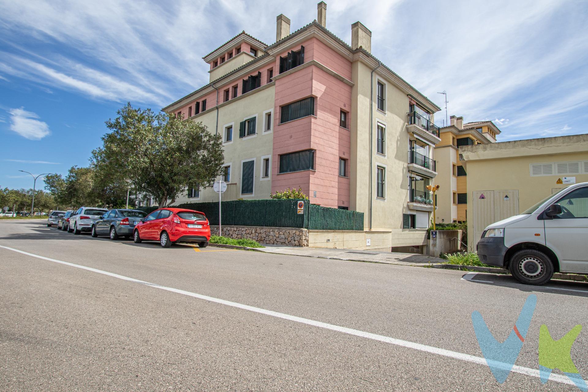 Ubicación: Calle Illes Balears, Sa Teulera, Palma. Se vende conjunto de plaza de aparcamiento y trastero de grandes dimensiones en una de las mejores zonas residenciales de Palma. Una solución perfecta para quienes buscan seguridad, amplitud y comodidad inmediata en un entorno exclusivo. Detalles del espacio:. Plaza de Parking: 12,74 m² de superficie, ubicada en la planta -2. Espacio cómodo para coche grande y fácil de maniobrar. Trastero Anexo: 6,5 m² situados justo pegados a la plaza. Es el complemento ideal para almacenaje extra, con acceso directo y cómodo desde el propio parking. Sobre la zona y su valor futuro:. Sa Teulera es una zona privilegiada por su tranquilidad y su conexión directa con la Vía de Cintura y los principales colegios. Actualmente, el valor de los aparcamientos en esta ubicación está en pleno crecimiento debido a la construcción del nuevo complejo socio-sanitario de Son Dureta. Este proyecto atraerá a una gran afluencia de profesionales y usuarios a la zona, lo que reducirá drásticamente el aparcamiento en superficie y aumentará el valor de las propiedades privadas en la calle Illes Balears. Tener una plaza en propiedad aquí es asegurar comodidad diaria y una clara revalorización a corto plazo. Información Legal y Transparencia:. El precio de venta indicado no incluye el Impuesto de Transmisiones Patrimoniales (ITP), que será orientativamente del 8%, ni los gastos notariales y registrales, estimados orientativamente en un 2% del valor de la compraventa, los cuales deberán ser abonados por la parte compradora al firmar la correspondiente escritura pública. El importe de los impuestos se calcula sobre el precio final que conste en la escritura pública y puede variar en función de la normativa aplicable, así como de las subvenciones, ayudas, edad y demás circunstancias personales del contribuyente. Los honorarios de la agencia inmobiliaria serán asumidos íntegramente por la parte vendedora, no suponiendo coste alguno para la parte compradora. Inmobiliaria Inscrita en el Registre Oficial de Agents Immobiliaris de les Illes Balears con el NÚMERO REGISTRO: GOIBE747077/2024