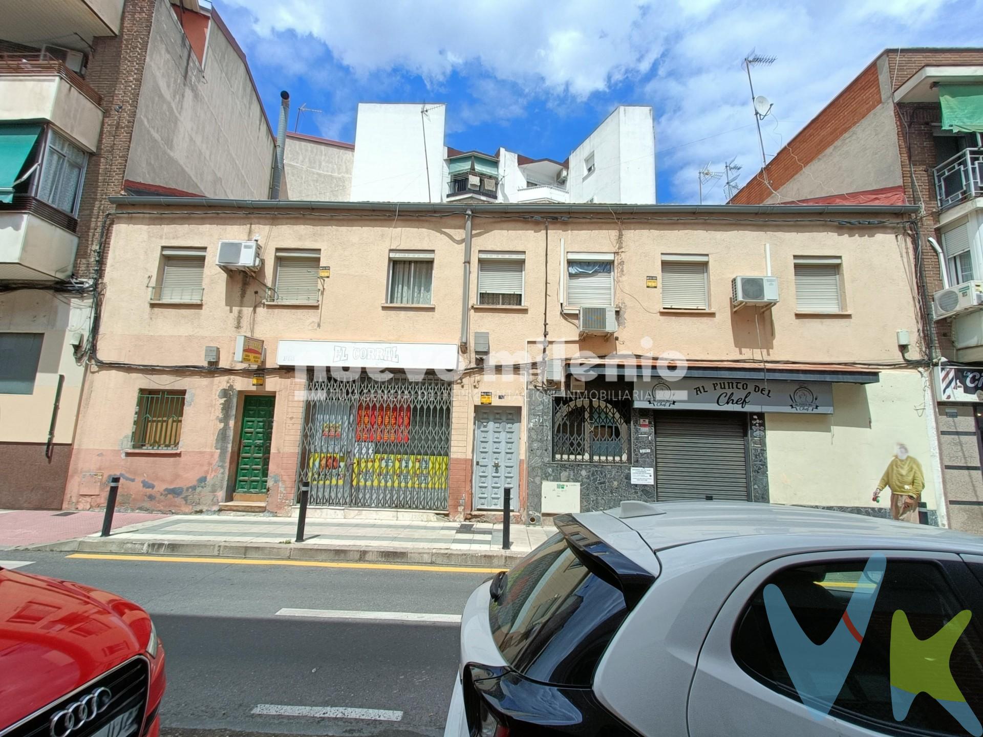 EDIFICIO COMPLETO EN VENTA EN GETAFE. EXCELENTE OPORTUNIDAD PARA PROMOTORES E INVERSORES.

Se vende edificio completo en Getafe, ideal tanto para rehabilitación integral como para desarrollo de obra nueva, ubicado en la calle Villaverde, en una zona consolidada y con alta demanda residencial.

El inmueble se asienta sobre una parcela de 222 m² según Catastro y representa una magnífica oportunidad de inversión por su potencial edificatorio y ubicación estratégica.

La construcción actual se distribuye en 2 plantas: en planta baja dispone de 2 locales comerciales de aproximadamente 70 m² y 100 m² y portal de acceso al patio interior y a la planta superior. En planta alta cuenta con 3 viviendas de aproximadamente 50 m² útiles cada una.

Según la normativa urbanística vigente, existe la posibilidad de desarrollar un nuevo edificio con planta baja + 3 alturas y una cuarta planta retranqueada, pudiendo aprovechar prácticamente la totalidad de la parcela.

Una oportunidad especialmente atractiva para promotores, constructoras e inversores que busquen desarrollar viviendas de obra nueva en una de las zonas con mayor proyección del sur de Madrid, con excelente ubicación y con todos los servicios, comercios y comunicaciones cercanas.

Para más información o concertar una visita, no dudes en contactarnos, estaremos encantados de atenderte.

Las condiciones de la venta establecen que el comprador deberá abonar un importe adicional fijo del 1,5%, más 21% de IVA, sobre el precio publicitado.