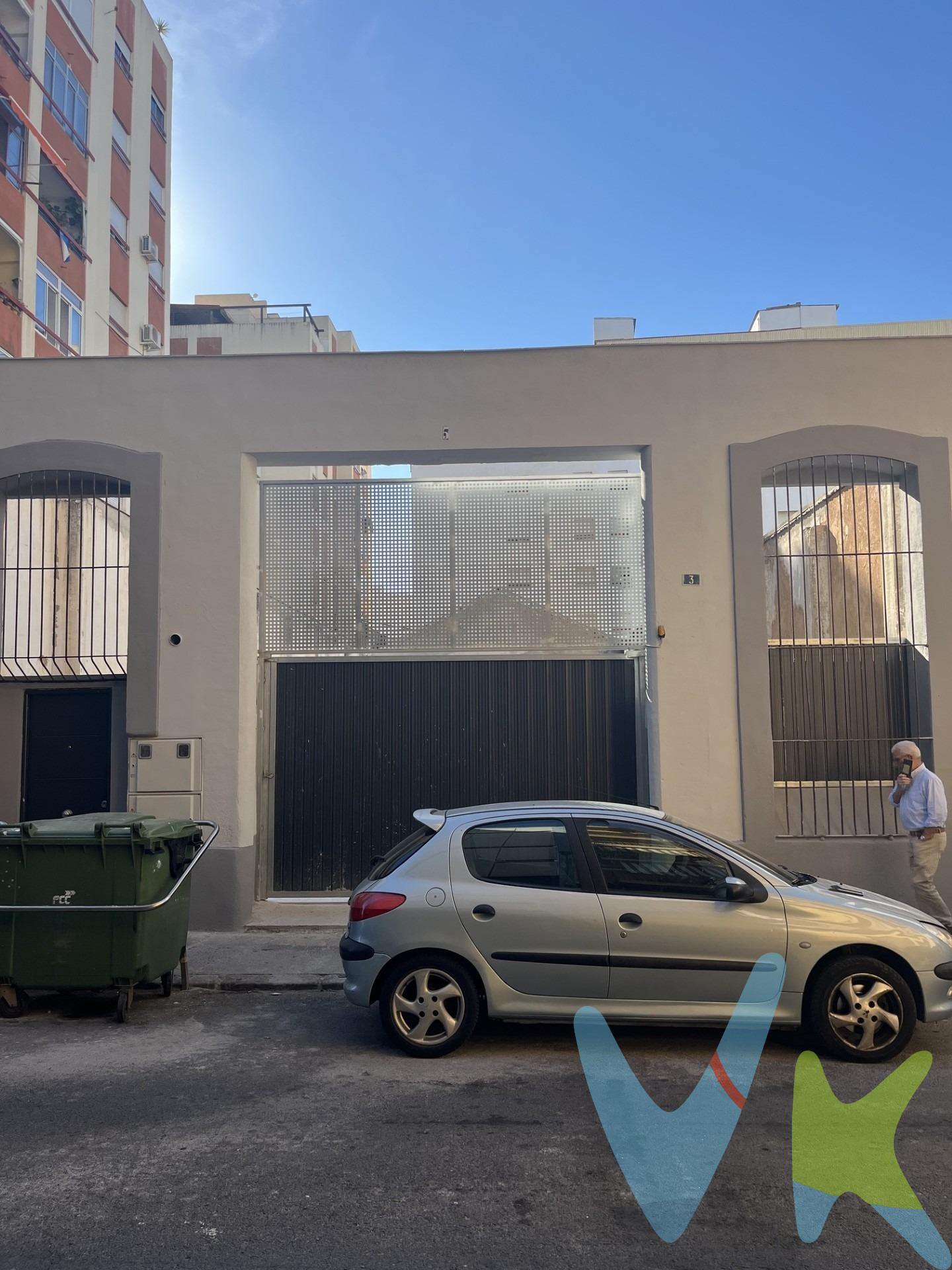 Presentamos un excepcional solar urbano situado en el corazón de Castellón, con una impresionante edificabilidad total de 2.000,00 m². Este terreno permite la construcción de planta baja y hasta cinco alturas, además de un ático retranqueado que ofrece vistas privilegiadas sobre la ciudad. También es posible desarrollar dos sótanos destinados a garajes y trasteros, lo cual añade valor al proyecto futuro. La ubicación es inmejorable; se encuentra a escasos metros del emblemático Paseo Ribalta y muy cerca del Corte Inglés, garantizando así una alta demanda residencial o comercial debido a su proximidad al centro neurálgico de actividades urbanas y comerciales más importantes de Castellón. Esta propiedad representa una oportunidad única para inversores interesados en aprovechar el crecimiento continuo del área metropolitana.