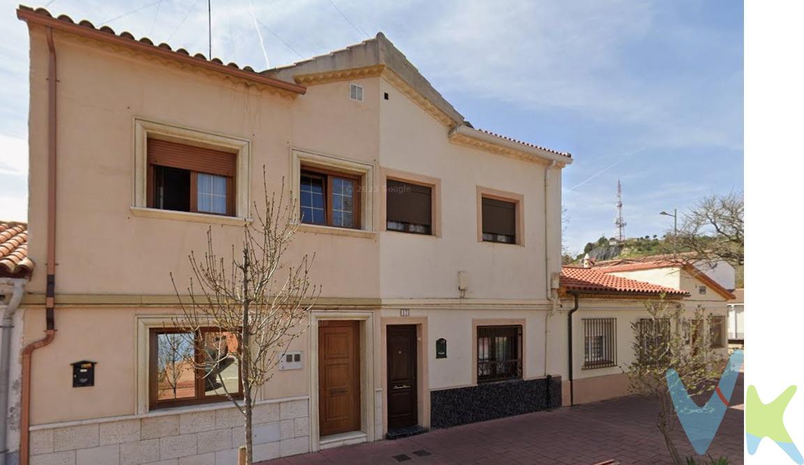 Imagina despertar cada mañana con la tranquilidad que solo un barrio con historia puede ofrecerte. Girón no es solo un lugar donde vivir: es un entorno que te abraza, que conserva la esencia de un Valladolid auténtico, donde el ritmo es humano, cercano, real. Ahora tienes la oportunidad de hacer tuyo un verdadero tesoro: una casa de pueblo en el corazón de Girón, un tipo de propiedad cada vez más buscada y valorada por quienes saben lo que realmente importa. Porque cuando eliges una casa con historia, eliges calidad de vida, espacio, independencia… y un estilo de vida que marca la diferencia. Ubicado en una zona elevada, con excelentes conexiones al centro y rodeado de zonas verdes, Girón es un barrio con identidad propia. Aquí, los niños aún juegan en la calle, los vecinos se saludan con naturalidad, y cada rincón tiene algo que contar. Es ese equilibrio perfecto entre ciudad y tranquilidad que tantos desean… y tan pocos consiguen. Esta casa no es para todos. Es para ti, que valoras la autenticidad. Para ti, que entiendes que una inversión con alma es también una inversión inteligente. Porque las casas de pueblo en Valladolid están volviendo con fuerza, y lo hacen para quedarse. Su demanda crece, y con ella, su valor. Ubicada en la Calle Hogar, esta vivienda está en la mejor zona del barrio, una localización privilegiada que combina comodidad, servicios y una calidad de vida difícil de igualar. Aquí lo tienes todo cerca: colegios, transporte, supermercados, parques… y ese ambiente de barrio tranquilo y familiar que tantos desean y pocos encuentran. La vivienda se encuentra para reformar, (tiene ventanas y puerta nuevas), lo que te brinda una oportunidad excepcional: hacerla a tu gusto, a tu estilo, a tu ritmo. Con una base sólida, distribución funcional y muchas posibilidades, puedes diseñar cada rincón como siempre lo imaginaste. Y lo mejor: cuenta con un bonito patio privado, que se convierte en tu refugio personal. ¿Una cena al aire libre? ¿Un rincón para leer? ¿O ese huerto urbano que siempre soñaste? Aquí, es posible, ese espacio que se ha convertido en un verdadero lujo urbano. Un oasis para tus momentos de desconexión, para compartir con familia o amigos, o simplemente para disfrutar del sol. ¿Te gustaría más espacio? Aquí puedes ampliarlo legalmente, lo que convierte esta casa no solo en un hogar, sino también en una inversión con visión de futuro. Actualmente la vivienda dispone de 50 m2 en cada planta que se distribuyen en planta baja en gran salón comedor y amplia cocina con salida al patio y un baño y en la parte de arriba 3 amplios dormitorios. Cada vez más personas buscan este tipo de propiedades: casas independientes, con espacio exterior y ubicadas en barrios con identidad. Y pocas quedan. Este no es un anuncio más. Es una invitación a un nuevo estilo de vida. Porque cuando ves una casa así, en un lugar así, sabes que no se trata solo de ladrillos: se trata de pertenecer, de construir, de vivir. Si sientes que esta casa puede ser tu próximo hogar, no dejes que se te escape. Las oportunidades reales no se repiten y la demanda es muy alta. Girón te espera. Calle Hogar te abre las puertas. ¿Te atreves a entrar?. ¿Te ves viviendo aquí? Si al leer esto sientes esa chispa —ese “esto es lo que estaba esperando”—, no lo ignores. Este tipo de oportunidades no se repiten. Llama al 983 330022 concierta tu visita y da el primer paso hacia un cambio de vida. Inmobiliaria Cristino Torío presenta esta exclusiva por 195.000.- € más gastos e impuestos de escritura por cuenta de los compradores y unos honorarios de agencia inmobiliaria de 10.000.- € + IVA. Girón te está esperando… y tu nueva casa, también. 