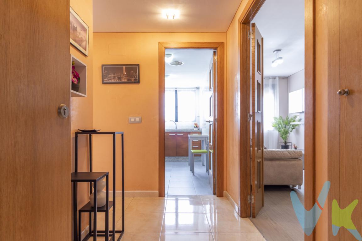 Distribución cómoda y funcionalTe presentamos esta vivienda ubicada en Meliana, ideal tanto para quienes buscan su primera vivienda como para quienes desean una inversión segura en una zona bien comunicada. El piso cuenta con 66 m² construidos muy bien aprovechados, ofreciendo una distribución práctica que maximiza cada espacio.Dispone de dos habitaciones: una habitación principal doble, amplia y luminosa, con baño en suite que aporta comodidad y privacidad, y una segunda habitación individual, perfecta como dormitorio adicional, despacho o espacio polivalente. La vivienda cuenta en total con dos baños completos, un valor añadido poco habitual en este tipo de inmuebles.El salón-comedor es acogedor y funcional, con espacio suficiente para crear una zona de descanso y otra de comedor. La cocina, bien integrada en la distribución, permite un uso cómodo en el día a día.Estado y equipamientoEl inmueble se encuentra en muy buen estado de conservación, listo para entrar a vivir sin necesidad de reformas. Destaca su sistema de aire acondicionado por conductos, que garantiza una climatización eficiente durante todo el año, aportando confort tanto en verano como en invierno.Se sitúa en una tercera planta con ascensor dentro de un edificio construido en 2007, lo que asegura unas calidades relativamente modernas y un buen mantenimiento general de las zonas comunes.Extras que marcan la diferenciaUno de los grandes atractivos de esta propiedad es que incluye plaza de garaje en el mismo edificio, facilitando el aparcamiento diario, así como un trastero, ideal para almacenamiento adicional y mantener la vivienda despejada.Ubicación y entornoMeliana es una población muy valorada en la comarca de lHorta Nord, conocida por su equilibrio entre tranquilidad residencial y cercanía a Valencia capital. Ofrece todos los servicios necesarios para el día a día: supermercados, comercios, centros educativos, instalaciones deportivas y zonas verdes.Además, la vivienda se encuentra muy cerca de la estación de metro, lo que permite una conexión rápida y cómoda con Valencia, convirtiéndola en una excelente opción para quienes trabajan en la ciudad pero prefieren vivir en un entorno más relajado.Su ubicación también facilita el acceso por carretera y la proximidad a otras poblaciones cercanas, lo que incrementa su atractivo tanto para vivir como para invertir.Una oportunidad a tener en cuentaEn conjunto, se trata de una vivienda completa, bien ubicada y con extras que aportan un valor diferencial, como el garaje, el trastero y los dos baños.Si buscas un piso funcional, bien comunicado y listo para entrar a vivir en una población con calidad de vida, esta puede ser una excelente opción.No dejes pasar esta oportunidad. Contáctanos para más información o para agendar una visita y descubrir todo lo que esta vivienda puede ofrecerte.El precio no incluye lo siguiente: Honorarios de la agencia inmobiliaria, impuestos (IVA, ITP) y otros gastos de la Compraventa (notaria, gestoría y registro)