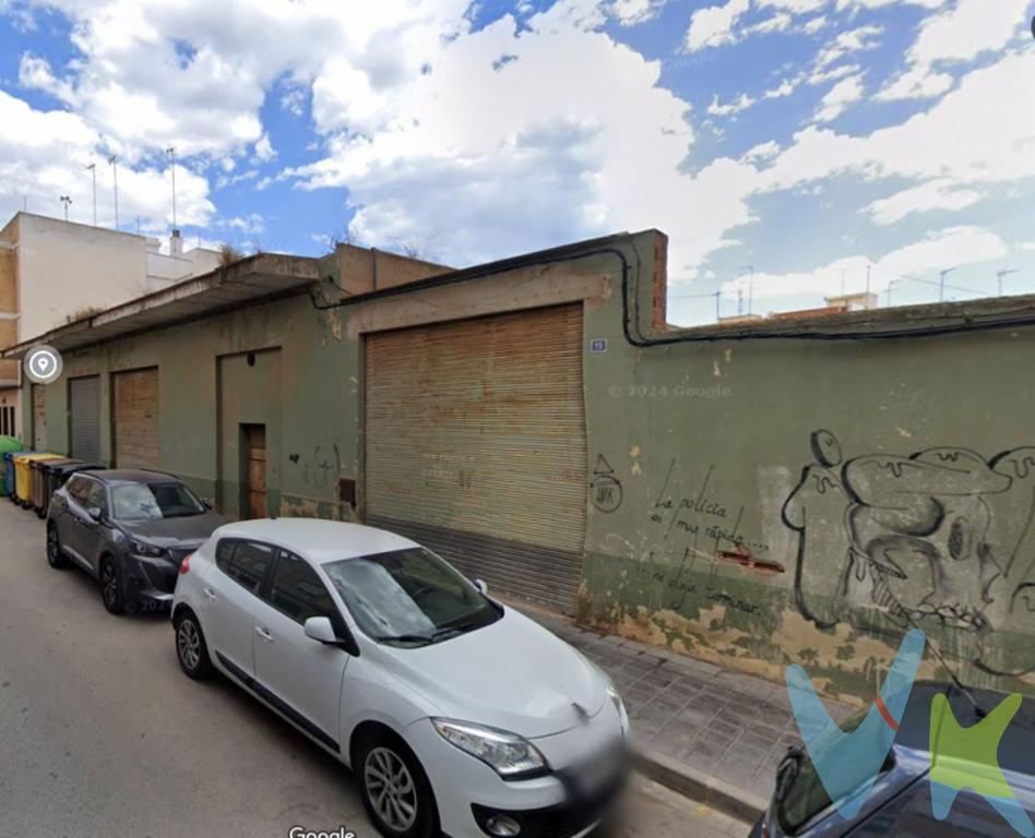 OPORTUNIDAD DE INVERSIÓN EN MELIANA: SOLAR URBANO CON PROYECTO PARA 14 VIVIENDASIdeal para promotores: posibilidad de construir bajos, primeros y áticos con terrazaEn el corazón de Meliana, una de las localidades más demandadas del área metropolitana de Valencia, se ofrece a la venta un solar urbano con gran potencial edificable, ideal para promotores e inversores que buscan un proyecto rentable en una zona consolidada. Este inmueble representa una excelente ocasión para desarrollar hasta 14 viviendas de obra nueva, distribuidas en:Solar amplio con edificabilidad y ubicación estratégicaEl terreno cuenta con una superficie de 1342m2, con una edificabilidad de hasta 1.450 m².  Permite la construcción de un edificio con las siguientes viviendas:5 áticos, también con terraza.5 en primera planta con terraza,4 viviendas en planta baja con terraza,Infraestructura y conectividadUno de los puntos fuertes de esta propiedad es su excelente ubicación dentro del casco urbano de Meliana, a solo unos minutos a pie de la estación de metro, lo que proporciona una conexión directa con Valencia capital en pocos minutos. Además, el solar dispone de acometida al alcantarillado y servicios urbanos básicos, lo que simplifica y abarata cualquier obra nueva.Zona en crecimiento con alta demanda residencialMeliana es una localidad en plena expansión, muy valorada por su equilibrio entre tranquilidad, calidad de vida y proximidad a la ciudad. Su oferta educativa, cultural y de servicios la convierte en un lugar ideal para familias, parejas jóvenes y profesionales. Además, está rodeada de zonas verdes, huerta protegida y a escasa distancia de la playa, lo que aumenta su atractivo para futuros compradores o inquilinos.Un proyecto con visión: rentabilidad aseguradaLa distribución prevista de las 14 viviendas, todas con espacios exteriores (terrazas privadas), responde a las nuevas necesidades del mercado, que valora especialmente la luz natural, la ventilación cruzada y las zonas al aire libre. Este planteamiento aporta un valor añadido al producto final, aumentando su atractivo comercial y potencial de venta o alquiler.No deje pasar esta oportunidad de invertir en un proyecto con gran proyección en una de las zonas más demandadas del área de Valencia. Contacte con nosotros y agende una visita para conocer en detalle esta finca urbana en Meliana. Este es el momento de materializar su próximo desarrollo inmobiliario. 