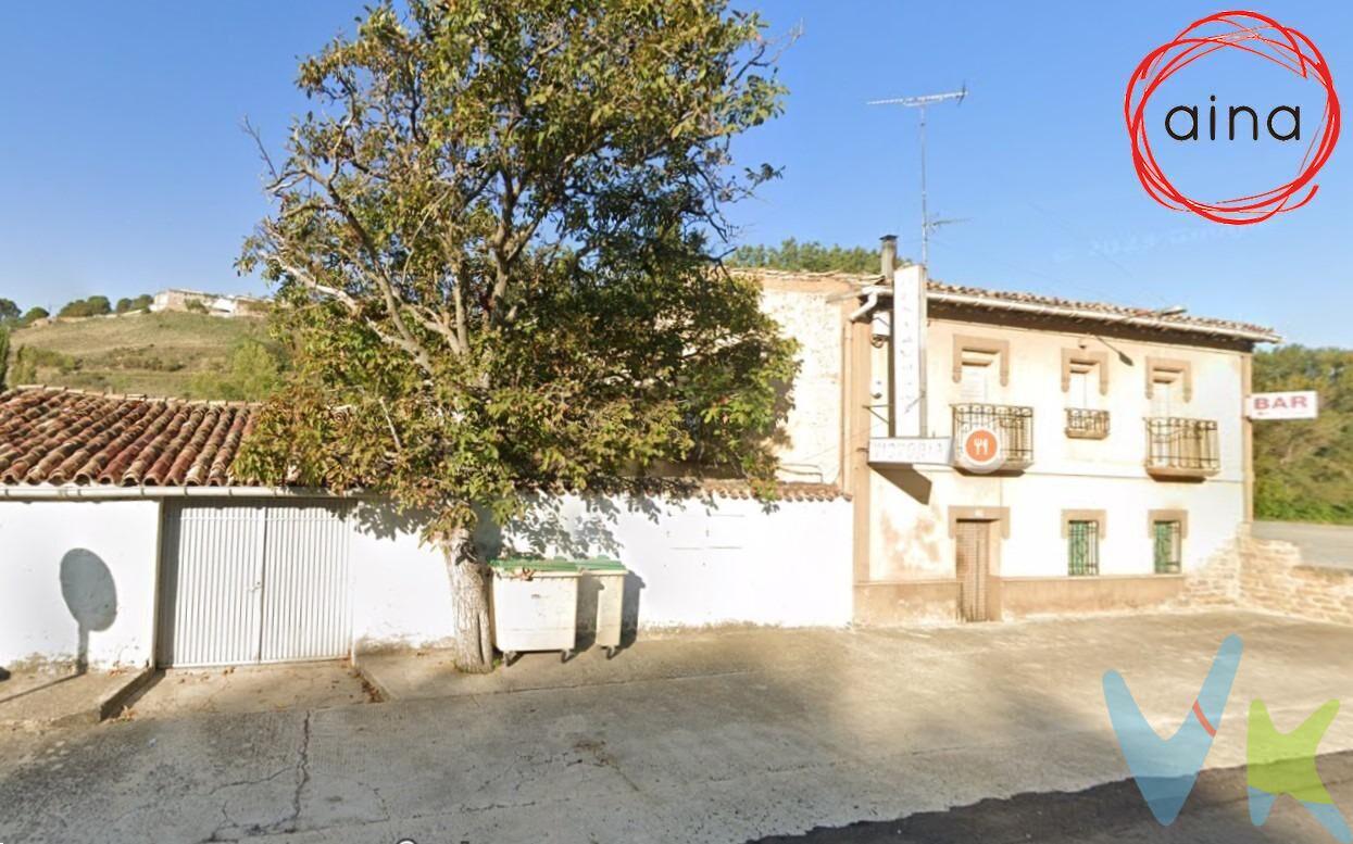 Una propiedad singular en la carretera nacional  121 a su paso por Pueyo.  . Construcción de unos 400m2 en gran parcela de mas de 3000m2.  . El edificio se compone de  la casa original más antigua y un segundo edificio adosado construido en 1995, adema´s de un garaje exento. La parcela se divide en huerta, patio y campa de aparcamiento.  . Fue bar restaurante con negocio boyante, nutrido por el tráfico intenso de  camiones en particular favorecido  por la comodidad de aparcamiento en su inmensa campa  junto a la propiedad y zona de aparcamiento en usufructo en la dirección opuesta.  Si te interesa montar un negocio o  buscas una gran finca para disfrutarla con familia y  amigos. Esta es un magnífica oportunidad. ¡Llama ya y te daremos los detalles!