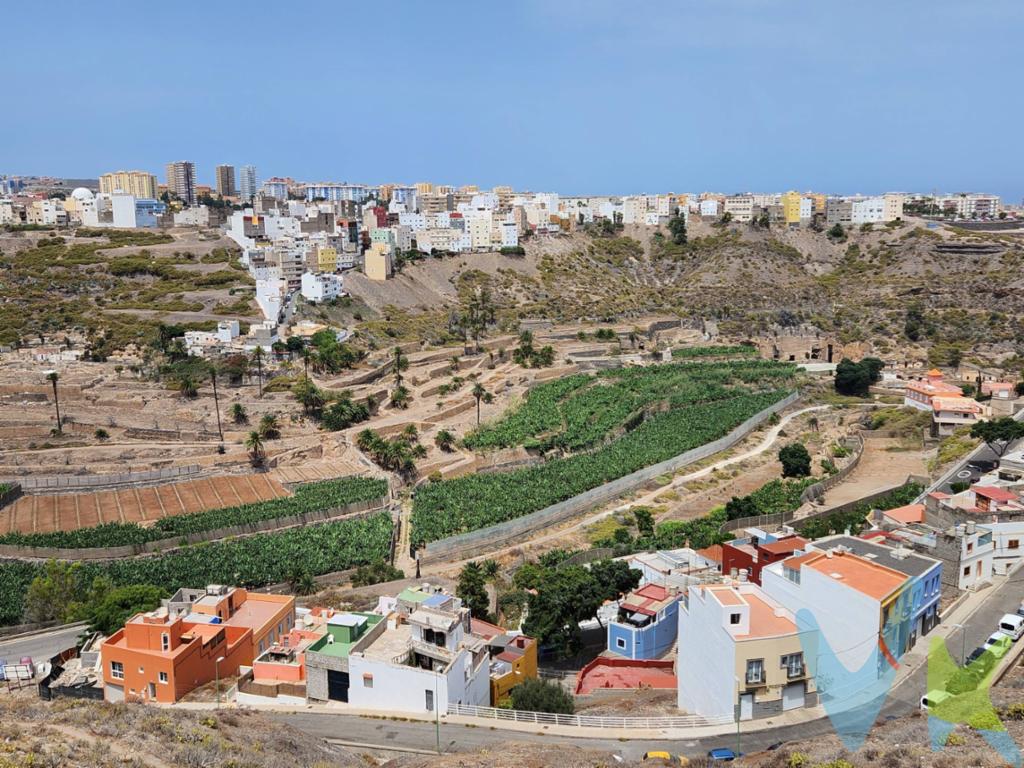 Terreno urbano en venta en Las Palmas de Gran Canaria,  en la zona de San Roque, Calle Caramillo, 11. Este terreno de 340,15m2 esta formado por tres parcelas individuales, cada una con tamaños de 104,75m2, 114,30m2 y 121,10m2, sumando un total de 340,15m2 en conjunto. Una de las principales características de este terreno es el lugar privilegiado en que se encuentra, ya que ofrece unas hermosas vistas al Barranco Guiniguada. Al estar en Las Palmas de Gran Canaria, tendrás acceso a todas las comodidades y servicios que la ciudad tiene para ofrecer, incluyendo tiendas, restaurantes, escuelas y mucho más. Además, estarás cerca de las playas y los principales puntos de interés de la zona, como parques y centros comerciales. Cuenta con un Proyecto Básico, en el que se expone la construcción  de cuatro duplex y una vivienda unifamiliar con la posibilidad de seis a ocho plazas de garaje comunitario. Es una excelente oportunidad para aquellos que deseen invertir en un terreno urbano en una zona cada vez más demandada en Las Palmas de Gran Canaria. . Para más información o concertar una visita, no dude en contactarnos. Los gastos e impuestos derivados de la compraventa no están incluidos en el precio. Los datos expuestos son meramente orientativos y se encuentran sujetos a errores u omisiones involuntarias. 