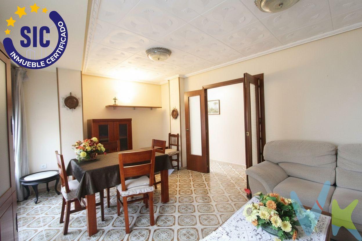 Se vende piso muy luminoso, situado cerca del centro, con todos los servicios y comodidades a su alrededor. La vivienda dispone de dos dormitorios dobles y un dormitorio sencillo, ideal para familias o como inversión. Cuenta con una cocina totalmente equipada, un salón amplio y confortable, y un ambiente acogedor gracias a su buena iluminación natural. Ubicado en una zona bien comunicada, con comercios, colegios, transporte público y zonas de ocio a pocos minutos. VENTA:. PVP 90.000€.  Gastos e impuestos no incluidos en el precio. La compra conlleva impuestos y gastos de formalización para el comprador. A título orientativo se informa que en segundas transmisiones el  ITP  con carácter general en  Valencia  es del  10%, pudiendo existir otros tipos impositivos atendiendo a  las circunstancias  personales del comprador u otras circunstancias previstas legalmente. Base imponible del impuesto el mayor valor entre el precio de compraventa, la tasación o el valor de referencia catastral. En cuanto a los gastos de  notaría y registro, en su caso,  suelen oscilar aprox; entre 1,5% y 2,5% (aranceles variables según precio, n.º de copias y complejidad). El comprador elige notario. Si el comprador precisase de  hipoteca: tasación, condiciones y costes bancarios serán según entidad elegida por el comprador, así como los gastos de gestoría, y cualesquiera otros gastos inherentes a la formalización de la compraventa que legalmente correspondan a la parte compradora, salvo pacto expreso en contrario con el vendedor. El consumidor tiene,  conforme a la normativa vigente, a su disposición información y documentación adicional relativa al inmueble y condiciones de la compraventa, que podrá ser consultada en C/Joaquín Costa 4, bajo 46005 Valencia o urbe2@remax.es. Honorarios de mediación inmobiliaria a cargo del  COMPRADOR: (3% del precio final de venta más IVA (21%), salvo otro pacto.); y  de VENDEDOR (según acuerdo con el mismo). . Se informa al consumidor que la agencia actúa como intermediaria inmobiliaria en la operación, estando cualquier eventual compraventa y sus condiciones sujeta a la aceptación expresa del propietario-vendedor y a la posterior formalización del correspondiente contrato.
