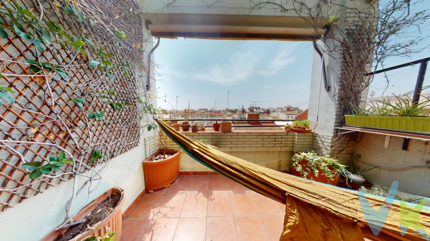 🏡 Ático con alma en el corazón de Ruzafa 📍 Calle Puerto Rico, ValenciaImagina despertar cada mañana con el sol entrando por los ventanales y el murmullo suave de Ruzafa comenzando a cobrar vida bajo tus pies. Este ático no es solo una vivienda, es una historia esperando ser vivida.En pleno corazón del barrio más vibrante de Valencia, este ático de 3 habitaciones y 2 baños te ofrece mucho más que espacio: te regala estilo de vida. Un refugio en las alturas con terraza privada donde ver atardecer con una copa de vino, escuchar buena música o simplemente dejar que el tiempo pase despacio.Ubicado en calle Puerto Rico, rodeado de bares con historia, cafeterías de autor, galerías, diseño local y una escena cultural en constante ebullición. Ruzafa lo tiene todo, y tú estarás en el centro.Además, estás a tan solo unos pasos de la Estación del Norte y perfectamente conectado con el resto de la ciudad. Y sí, cuenta con ascensor, porque cada detalle suma.✨ Un ático para los que buscan vivir Valencia desde las alturas y con alma.Ven a verlo. Tu próxima historia empieza aquí.Agencia Registrada con el Nº 89 en el Registro Obligatorio de Agentes Inmobiliarios de la Comunitat Valenciana. Puede consultar en la web de la GVA:https://habitatge.gva.es/es/registres-en-materia-habitatgeLa oferta está sujeta a cambios de precio o retirada del mercado sin previo aviso. Este anuncio en su conjunto, incluyendo textos, fotos, imágenes o cualquier otro contenido del mismo, no es vinculante dado que la información es ofrecida por terceros y puede contener errores. Se muestra a título informativo y no contractual. El precio no incluye lo siguiente: Honorarios de la agencia inmobiliaria, impuestos (IVA, ITP) y otros gastos de la Compraventa (notaria, gestoría y registro).Por mandato expreso del propietario, comercializamos este inmueble en exclusiva, lo que le garantiza el acceso a toda la información, a un servicio de calidad, un trato fácil, sencillo y sin interferencias de terceros. Por este motivo, se ruega no molestar al propietario, a los ocupantes de la propiedad o a los vecinos. Muchas gracias por su comprensión. Si usted es agente inmobiliario y tiene un cliente para este inmueble, llámenos: estaremos encantados de colaborar. 