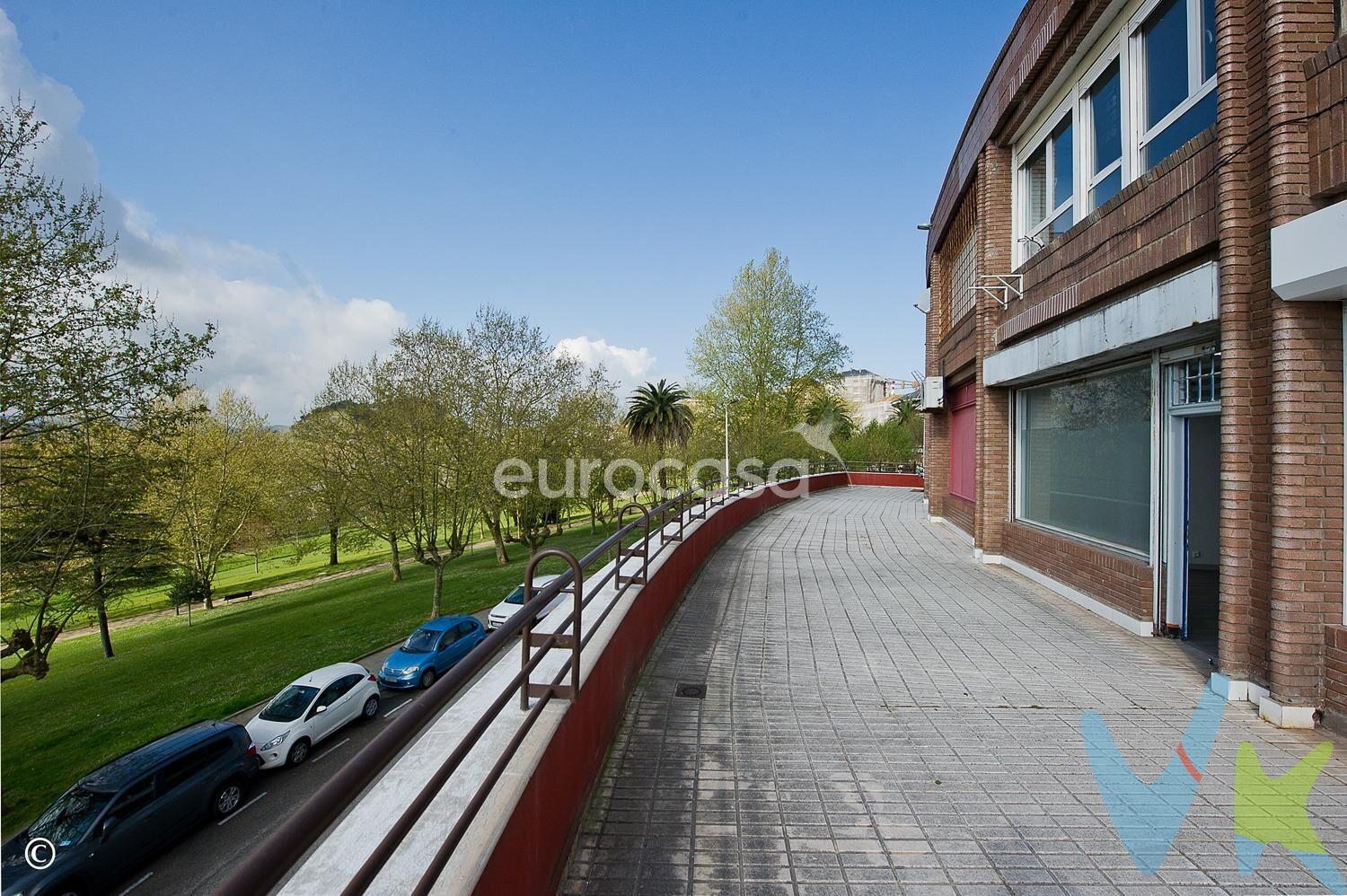 COMIENZA TU ANDADURA PROFESIONAL. Este local situado en la calle Joaquín Bustamante es el lugar idóneo para comenzar tu andadura profesional. Este inmueble ofrece un gran potencial para adaptarse a tus necesidades profesionales. Actualmente está repartido en dos alturas, comunicadas internamente a través de una escalera. En la planta baja podrás poner la zona de recepción o una espaciosa zona de trabajo y un cuarto que podrás destinar a zona de archivo o a lo que necesites. A continuación, verás otro espacio con salida a la calle por la parte de atrás, así como la escalera de acceso a la primera planta. Allí verás una gran sala diáfana, así como un baño. Con la posibilidad de realizar una reforma a medida, podrás diseñar un espacio moderno y funcional que refleje tu estilo y satisfaga las exigencias de tu actividad profesional. Su ubicación brinda una gran oportunidad de negocio, ya que está ubicado en la parte más comercial de esta zona. Además, el hecho de que esté situado en la parte superior te garantiza poder desarrollar tu trabajo sin notar tanto el ajetreo del día a día. Es una zona bien comunicada y con todos los servicios alrededor (centros médicos, colegios e institutos, supermercados..), donde además podrás disfrutar de la naturaleza en Parque del Doctor Morales, también conocido como el “Parque de la Vaca”. Imagina la posibilidad de establecer tu propio negocio en este privilegiado enclave. Podrás disfrutar de la sinergia y colaboración con otros profesionales cercanos, creando una red de contactos valiosa para tu crecimiento y éxito. No pierdas esta oportunidad de inversión. ¡Haz realidad tu visión de negocio en este fantástico local!. * ACTUALMENTE ESTE LOCAL ESTÁ DESTINADO A USO COMERCIAL, PERO ES SUSCEPTIBLE DE CAMBIAR SU USO A VIVIENDA *. 