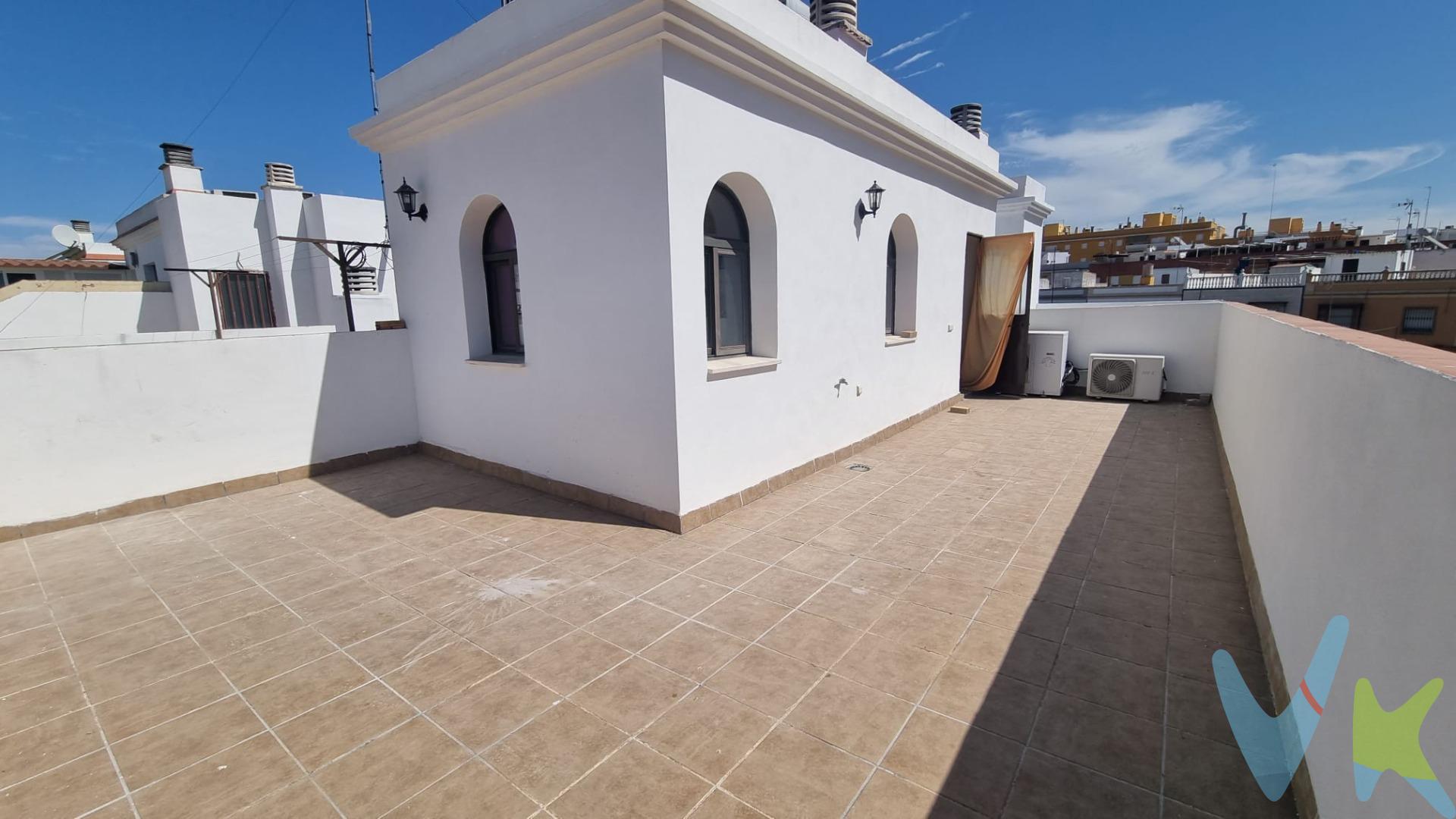 ****OPORTUNIDAD PARA INVERSORES****. Apartamento con inquilino en vigor y espectacular terraza privada. Magnífico Apartamento-Ático en venta en la Barriada El Rocío, ideal como inversión con inquilino actual y contrato de larga duración. La vivienda cuenta con 55 m² construidos distribuidos en 1 dormitorio, 1 baño completo, salón y cocina equipada. Además, disfruta de una espectacular terraza privativa de 35 m², perfecta para disfrutar del aire libre en la intimidad de tu hogar. Ubicado en esquina y con orientación suroeste, el apartamento es muy luminoso y cómodo. Características destacadas:. Terraza privada de 35 m². Cocina equipada-Suelo de parquet-Carpintería interior de madera-Carpintería exterior de aluminio climalit-Aire acondicionado-Armarios empotrados-Se vende amueblado. Alquilado actualmente con contrato de larga duración, IDEAL para inversores que buscan una inversión rentable desde el primer día, con rentabilidad asegurada y un inquilino solvente. . Entorno:. Situado en una zona tranquila con todos los servicios a mano: autobuses, zonas verdes, colegios y espacios infantiles. . Por mandato expreso del propietario, comercializamos este inmueble en exclusiva, lo que le garantiza el acceso a toda la información, a un servicio de calidad, un trato fácil, sencillo y sin interferencias de terceros. Por este motivo, se ruega no molestar al propietario, a los ocupantes de la propiedad o a los vecinos. Muchas gracias por su comprensión.  .  GASTOS E IMPUESTOS INHERENTES A LA COMPRA NO INCLUIDOS EN EL PRECIO, como ITP, notaría, registro, honorarios profesionales de agencia y posible financiación. D. I. A. (Documento de Información abreviado) a disposición del consumidor que lo solicite, en base a lo dispuesto en el Decreto 218/05 de 11 de Octubre que regula el Reglamento de Información al Consumidor en la compra-venta y arrendamiento de vivienda en Andalucía. 