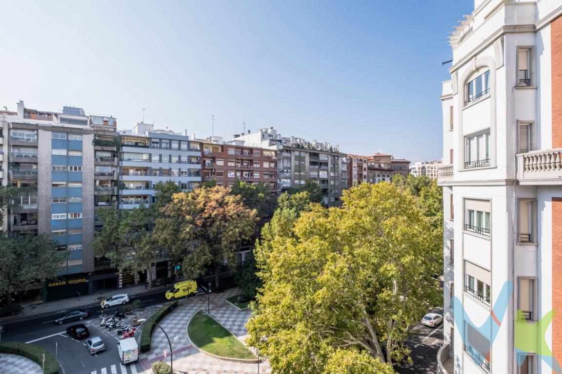 Espacio, luz y elegancia clásica en una de las mejores zonas de Zaragoza. En pleno Paseo de la Constitución, corazón de la ciudad, te espera esta vivienda amplia y luminosa que conserva todo el carácter de las casas de siempre, combinando calidez, estilo y confort. Sus techos altos con molduras decorativas y el suelo de parquet aportan ese toque atemporal que enamora a primera vista. El piso, que hace tercero aunque equivale a un quinto por altura, ofrece:. ✨ Un gran salón exterior con dos ambientes, perfecto para disfrutar de la luz y el espacio. 🍴 Cocina independiente con acceso desde la puerta de servicio, cómoda y práctica para el día a día. 🛏️ 5 dormitorios, amplios y versátiles, ideales para adaptarse a las necesidades de tu familia. 🛁 2 baños con ventana, que aportan luz y ventilación natural. En el pasillo encontrarás armarios empotrados que amplían la capacidad de almacenaje sin restar amplitud a las estancias. La vivienda dispone de radiadores de hierro fundido, ACS mediante termo eléctrico y preinstalación de aire acondicionado por conductos. Las ventanas de la vivienda están cambiadas, mejorando el aislamiento y el confort. El edificio, elegante y bien mantenido, cuenta con conserje y plataforma elevadora en el portal, que garantiza un acceso cómodo y sin barreras. Una casa que invita a vivir el centro con calma, rodeado de todos los servicios, el tranvía, las mejores tiendas y restaurantes, y la vitalidad de una de las zonas más deseadas de Zaragoza. Un hogar con alma, espacio y una ubicación inmejorable. _______________________________________________________________________________. ℹ️ El precio de venta no incluye los honorarios de agencia por el servicio de gestión, asesoramiento y formalización del proceso de compra, que serán asumidos por el comprador. La reserva del inmueble solo se producirá tras la aceptación expresa de una propuesta por parte del vendedor. El precio publicado no incluye impuestos ni gastos derivados de la compraventa e inscripción.