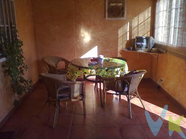 Precioso chalet adosado en venta con piscina propia, dos salones (uno de 68 metros con chimenea), gran dormitorio ppal. tipo suite con vestidor, alarma, rejas, videoportero, aluminio con climalit, garaje americano, trastero, jardín, porche, suelos de gres rustico, calefacción de gas natural, cerca de colegio, centro de salud y autobuses.